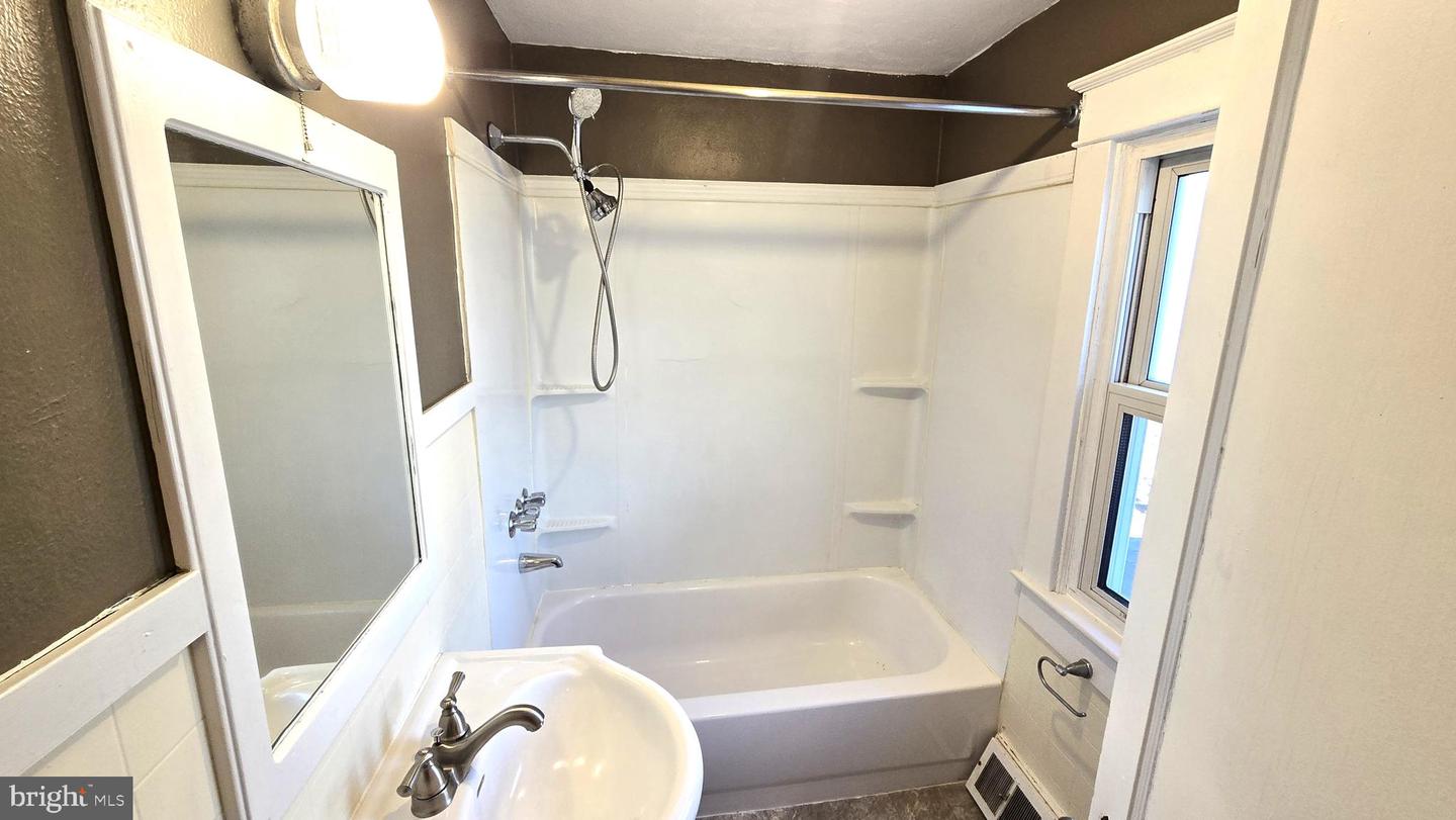 712 FREDERICK AVE, WINCHESTER, Virginia 22601, 3 Bedrooms Bedrooms, ,2 BathroomsBathrooms,Residential,For sale,712 FREDERICK AVE,VAWI2009832 MLS # VAWI2009832