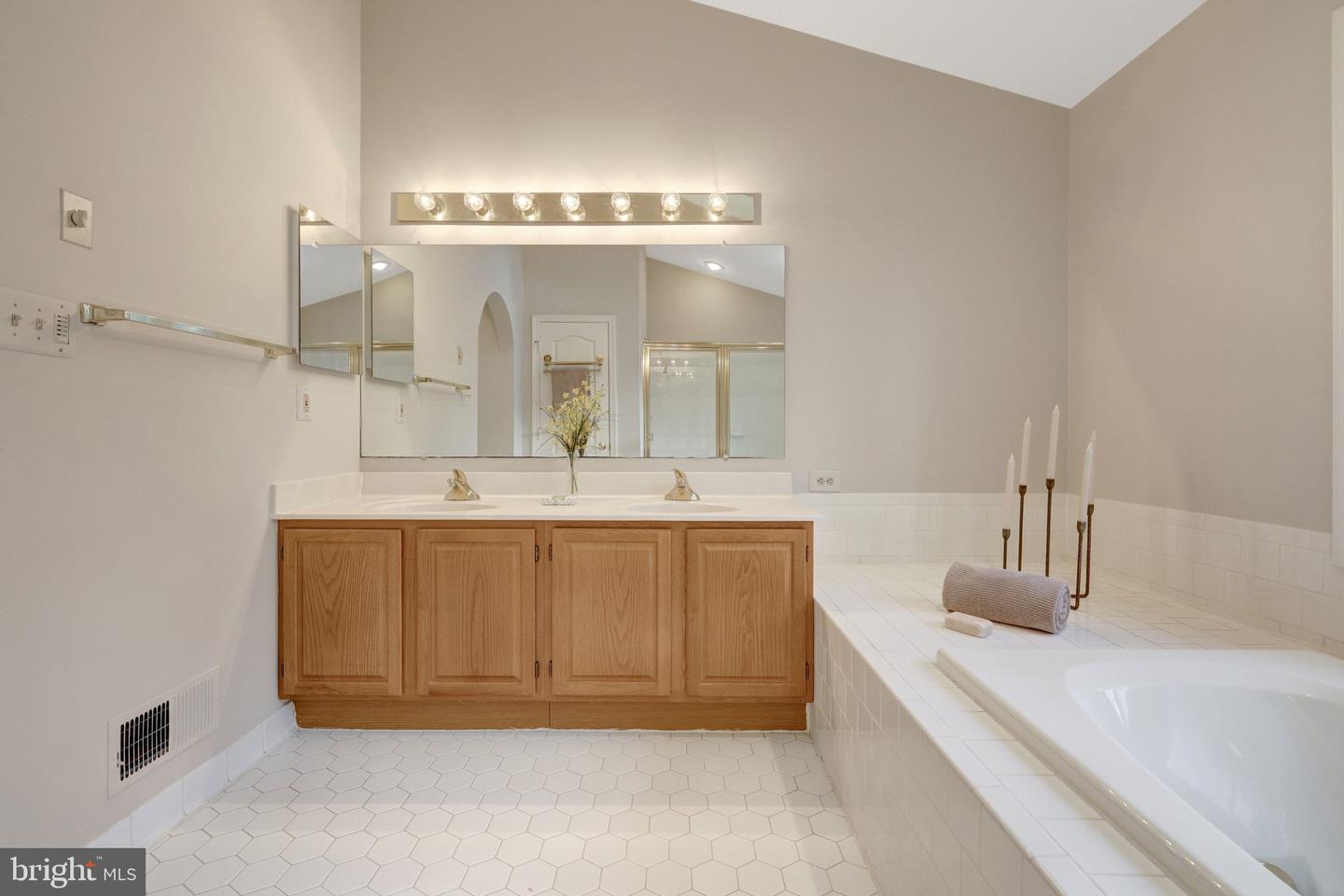 11273-A WAPLES MILL RD, OAKTON, Virginia 22124, 4 Bedrooms Bedrooms, ,2 BathroomsBathrooms,Residential,For sale,11273-A WAPLES MILL RD,VAFX2282444 MLS # VAFX2282444