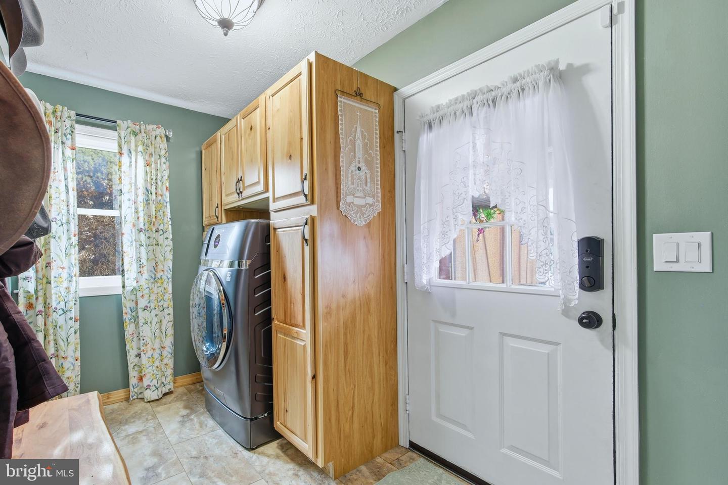 5911 SMITH CREEK RD, NEW MARKET, Virginia 22844, 4 Bedrooms Bedrooms, 7 Rooms Rooms,3 BathroomsBathrooms,Residential,For sale,5911 SMITH CREEK RD,VASH2013326 MLS # VASH2013326