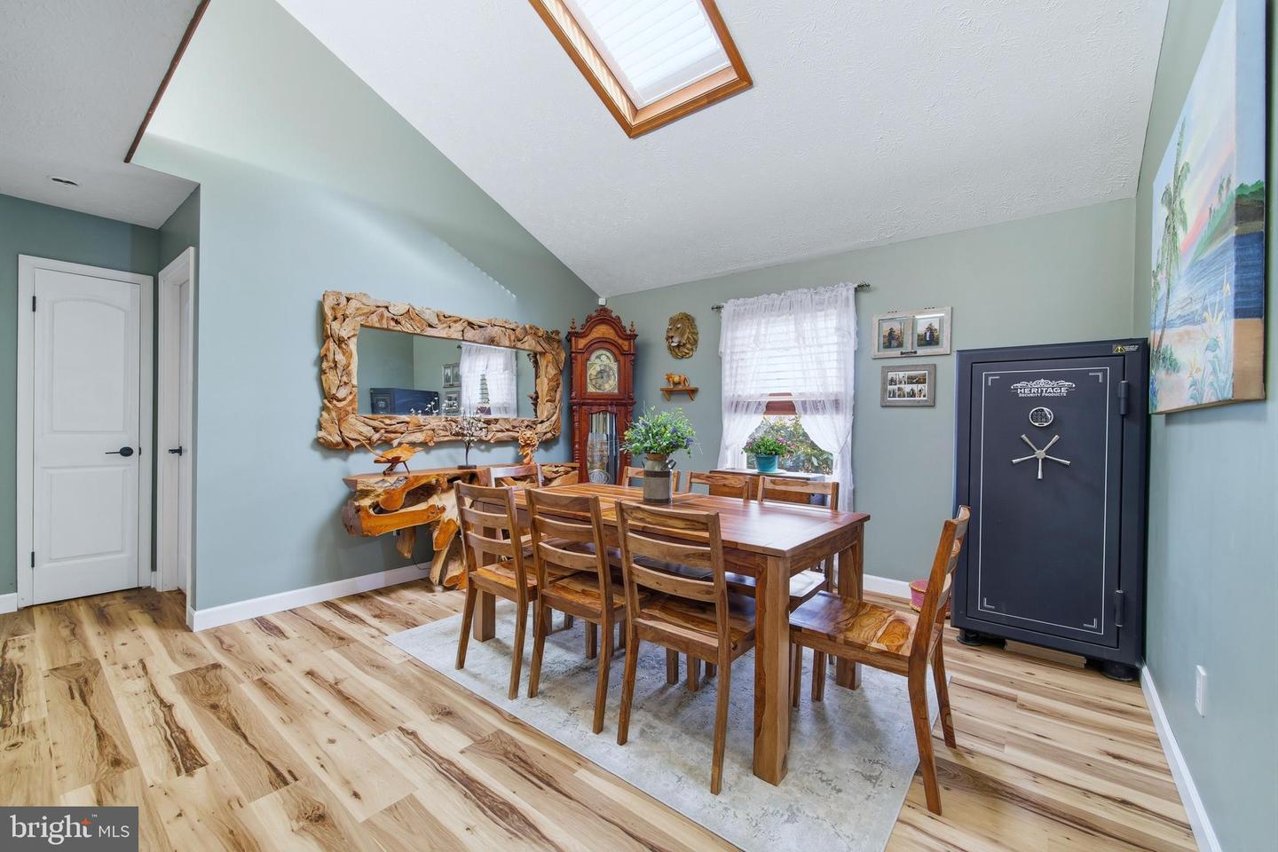 5911 SMITH CREEK RD, NEW MARKET, Virginia 22844, 4 Bedrooms Bedrooms, 7 Rooms Rooms,3 BathroomsBathrooms,Residential,For sale,5911 SMITH CREEK RD,VASH2013326 MLS # VASH2013326