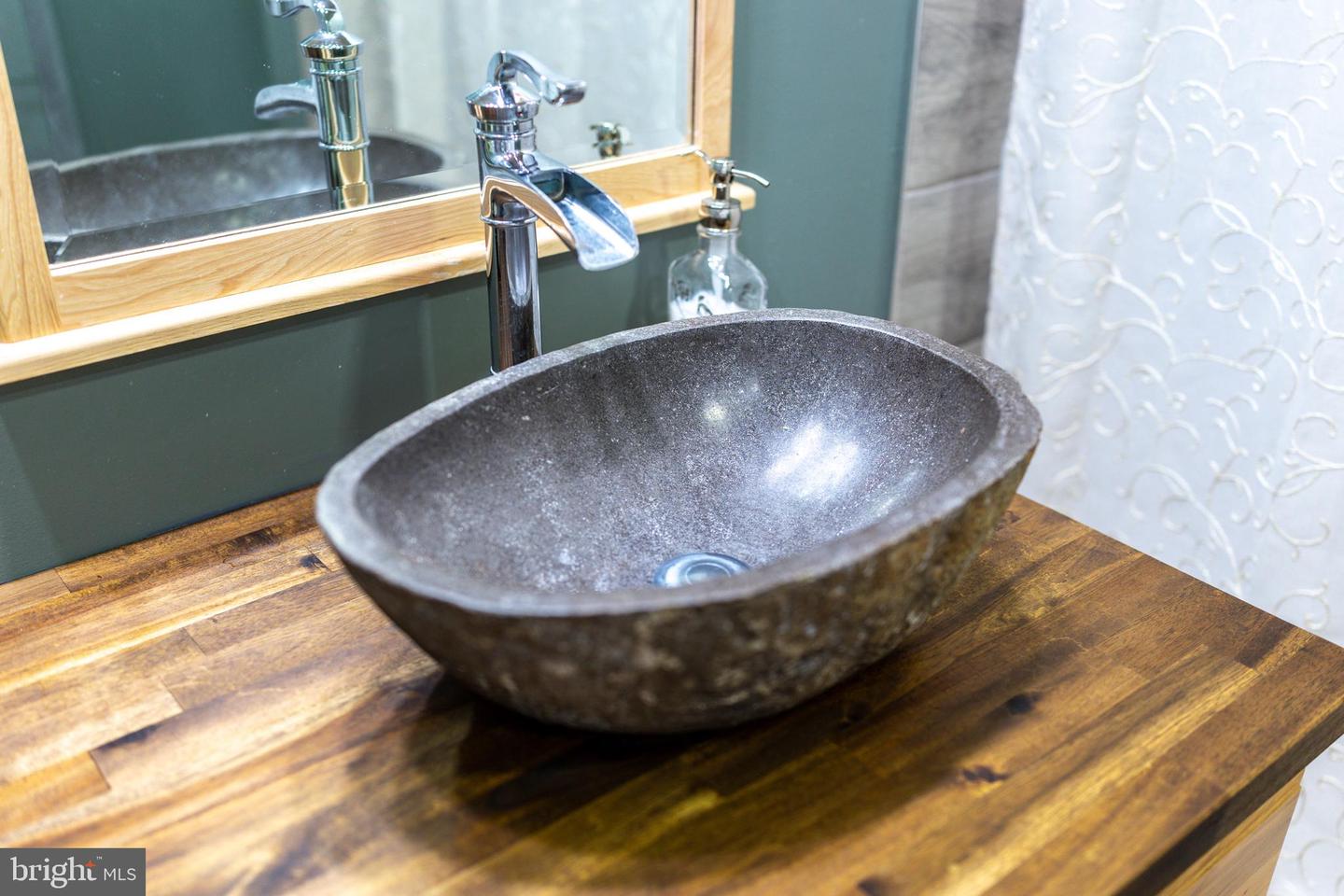 5911 SMITH CREEK RD, NEW MARKET, Virginia 22844, 4 Bedrooms Bedrooms, 7 Rooms Rooms,3 BathroomsBathrooms,Residential,For sale,5911 SMITH CREEK RD,VASH2013326 MLS # VASH2013326