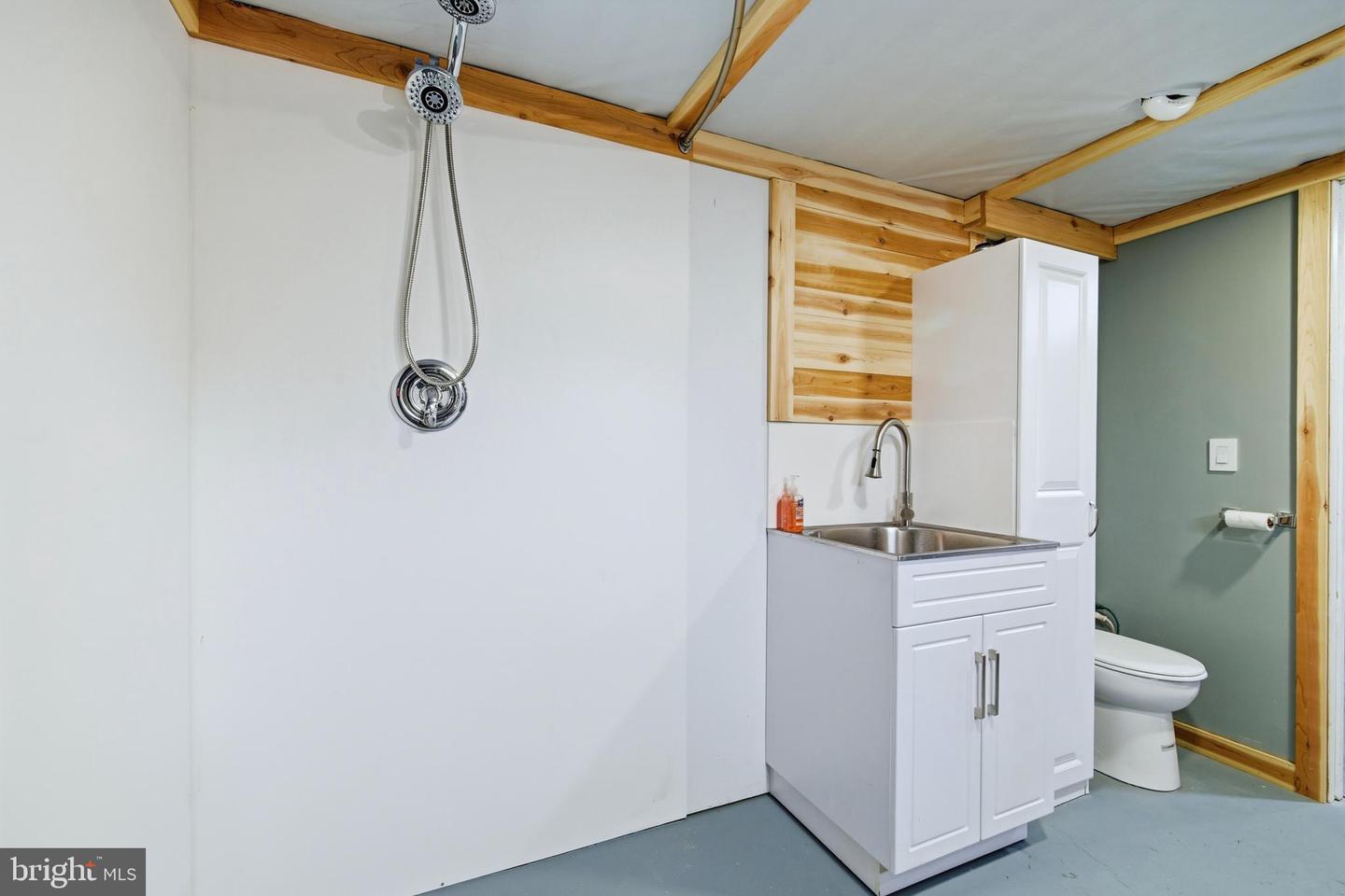 5911 SMITH CREEK RD, NEW MARKET, Virginia 22844, 4 Bedrooms Bedrooms, 7 Rooms Rooms,3 BathroomsBathrooms,Residential,For sale,5911 SMITH CREEK RD,VASH2013326 MLS # VASH2013326