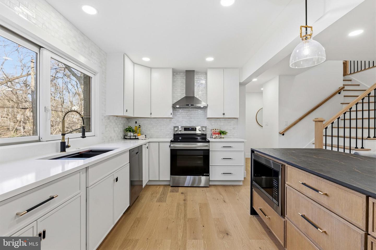 719 E TIMBER BRANCH PKWY, ALEXANDRIA, Virginia 22302, 4 Bedrooms Bedrooms, ,4 BathroomsBathrooms,Residential,For sale,719 E TIMBER BRANCH PKWY,VAAX2053092 MLS # VAAX2053092