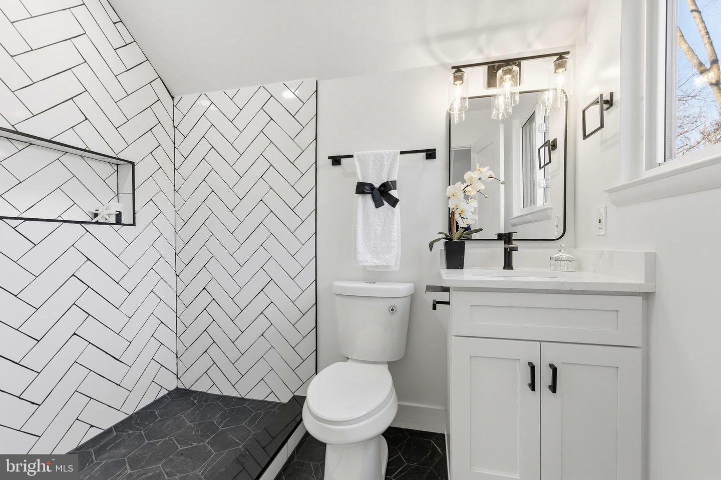 719 E TIMBER BRANCH PKWY, ALEXANDRIA, Virginia 22302, 4 Bedrooms Bedrooms, ,4 BathroomsBathrooms,Residential,For sale,719 E TIMBER BRANCH PKWY,VAAX2053092 MLS # VAAX2053092