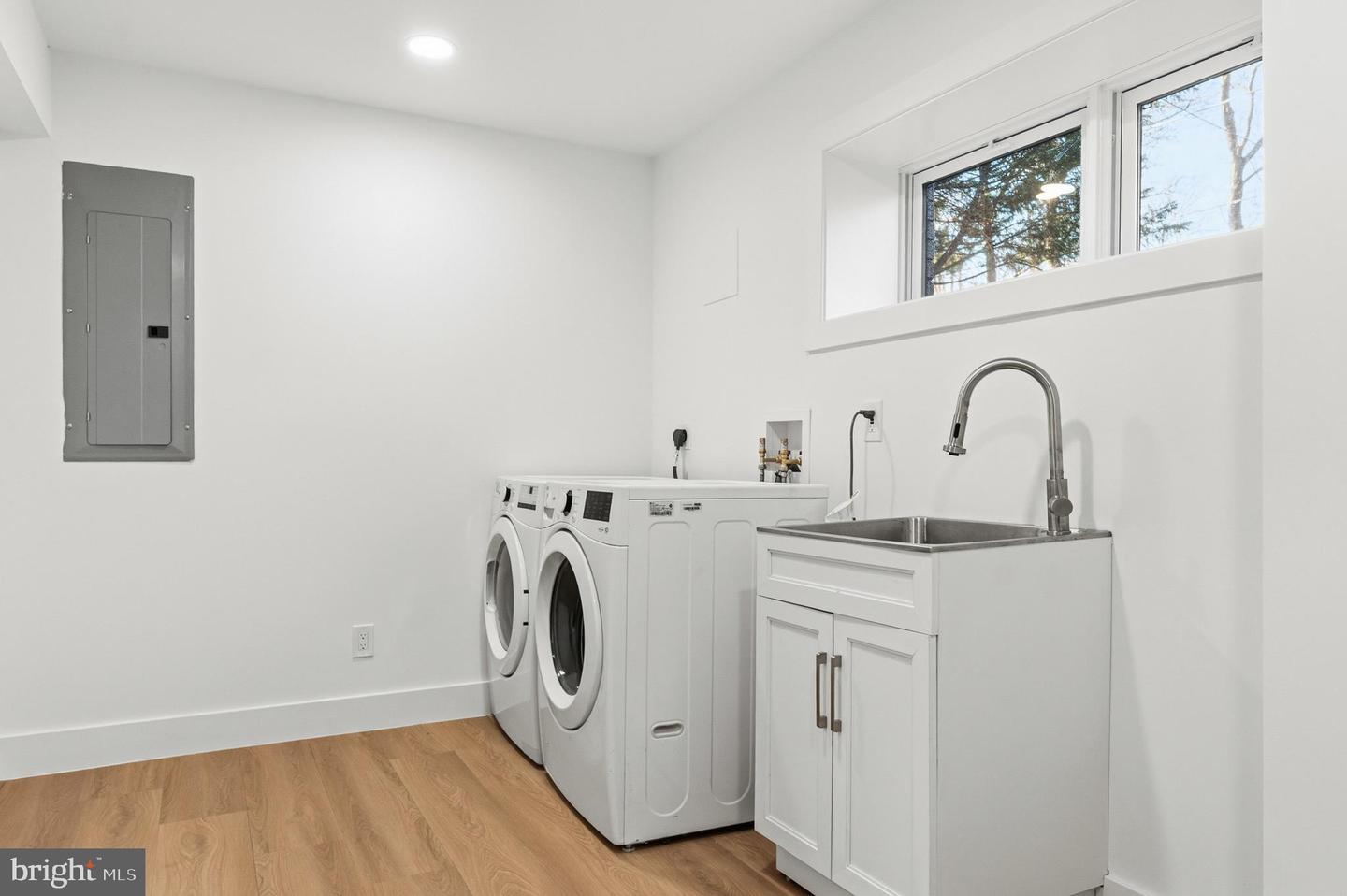 719 E TIMBER BRANCH PKWY, ALEXANDRIA, Virginia 22302, 4 Bedrooms Bedrooms, ,4 BathroomsBathrooms,Residential,For sale,719 E TIMBER BRANCH PKWY,VAAX2053092 MLS # VAAX2053092