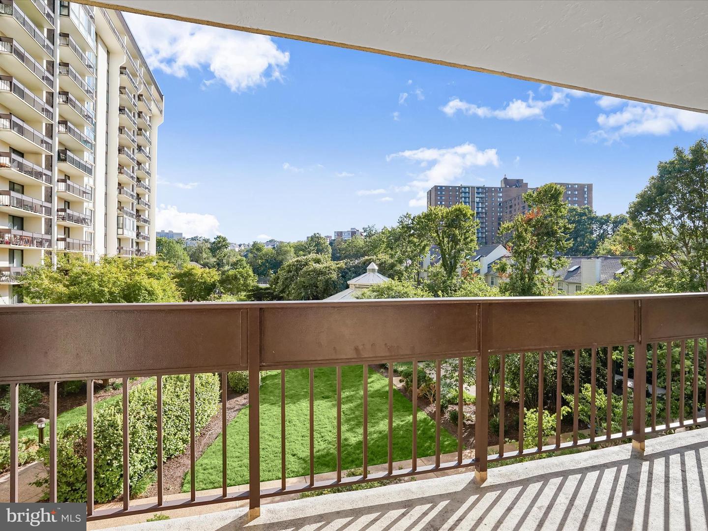 5300 HOLMES RUN PKWY #402, ALEXANDRIA, Virginia 22304, 2 Bedrooms Bedrooms, ,2 BathroomsBathrooms,Residential,For sale,5300 HOLMES RUN PKWY #402,VAAX2053500 MLS # VAAX2053500