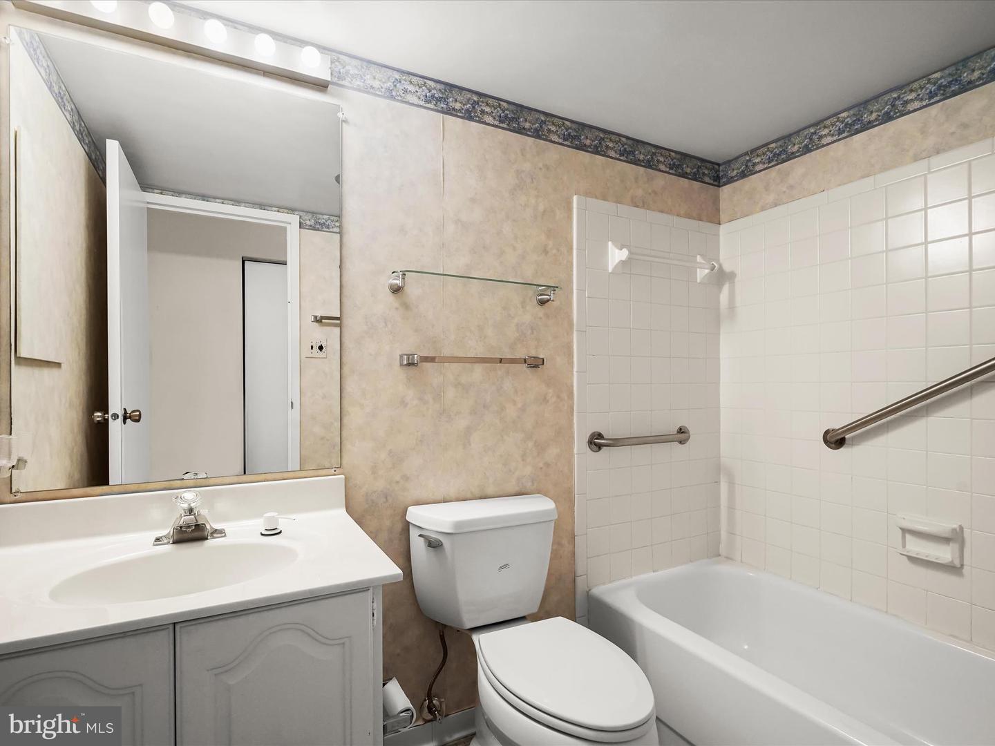 5300 HOLMES RUN PKWY #402, ALEXANDRIA, Virginia 22304, 2 Bedrooms Bedrooms, ,2 BathroomsBathrooms,Residential,For sale,5300 HOLMES RUN PKWY #402,VAAX2053500 MLS # VAAX2053500