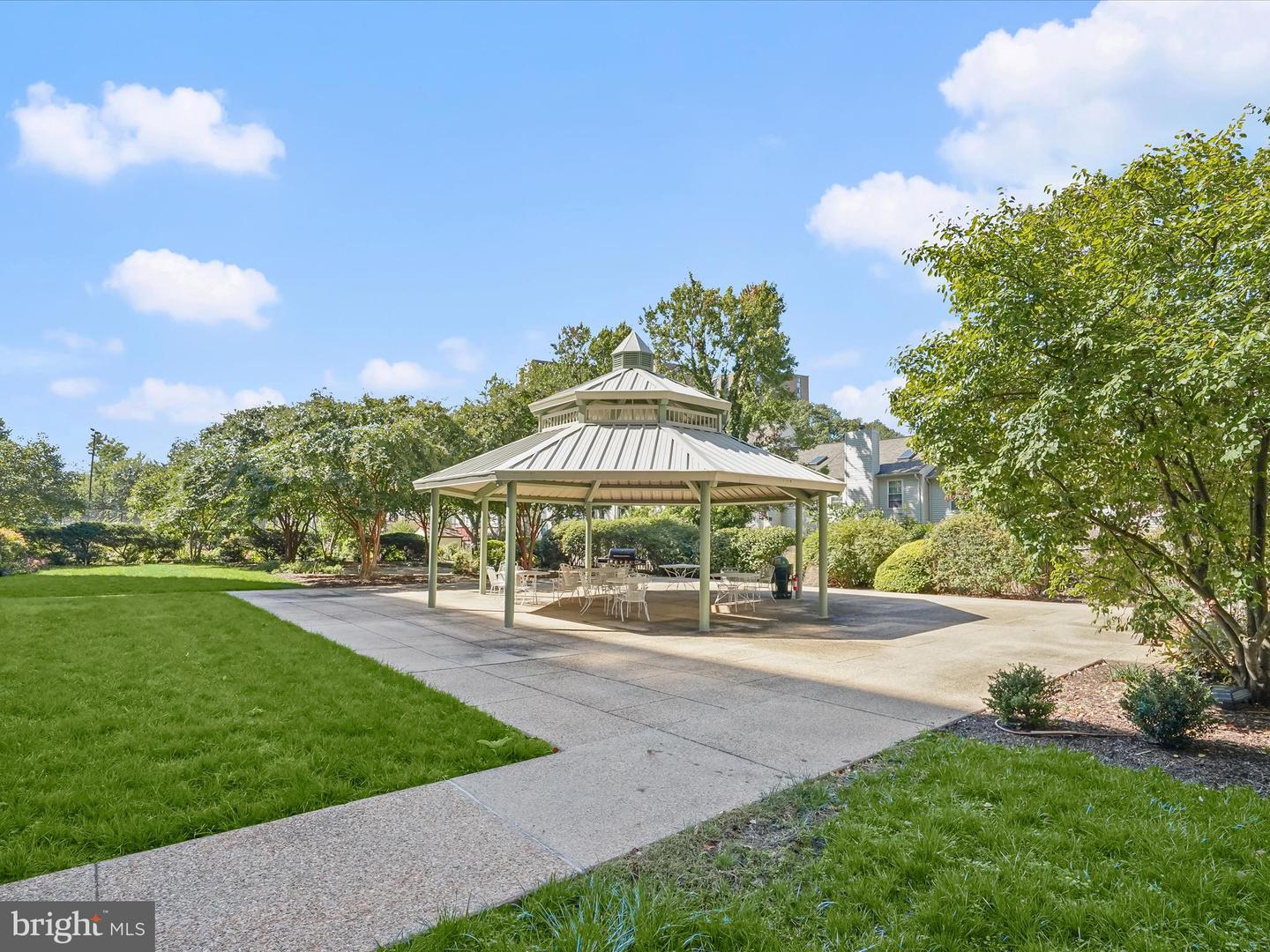 5300 HOLMES RUN PKWY #402, ALEXANDRIA, Virginia 22304, 2 Bedrooms Bedrooms, ,2 BathroomsBathrooms,Residential,For sale,5300 HOLMES RUN PKWY #402,VAAX2053500 MLS # VAAX2053500