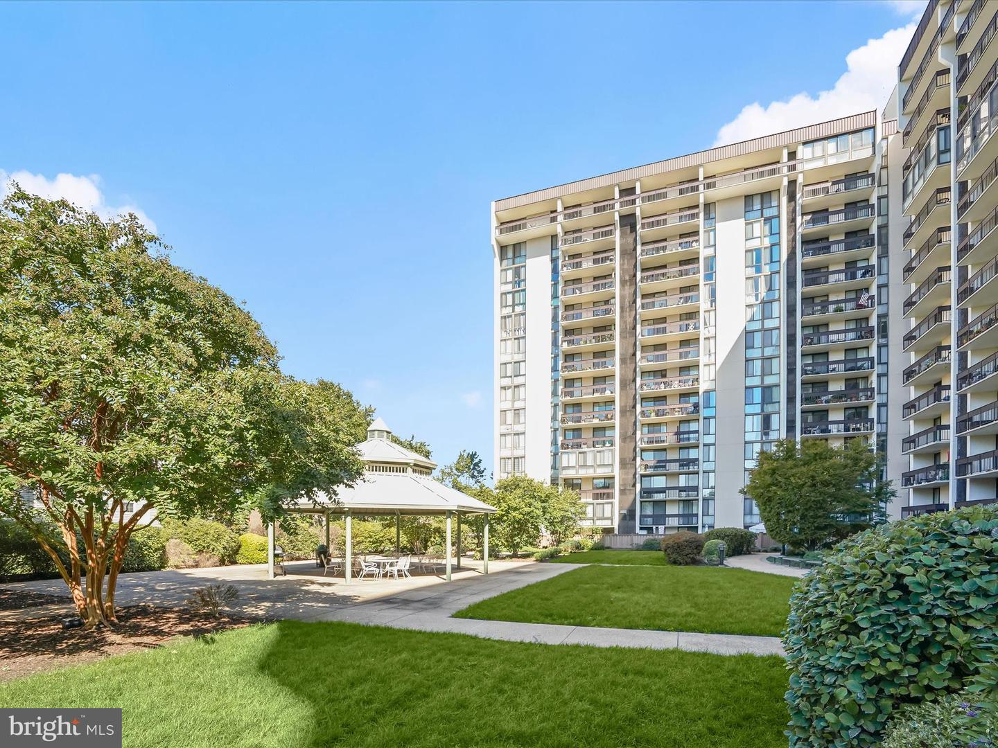 5300 HOLMES RUN PKWY #402, ALEXANDRIA, Virginia 22304, 2 Bedrooms Bedrooms, ,2 BathroomsBathrooms,Residential,For sale,5300 HOLMES RUN PKWY #402,VAAX2053500 MLS # VAAX2053500