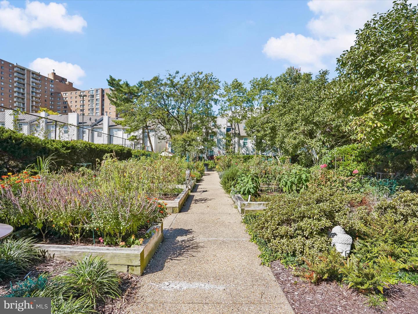 5300 HOLMES RUN PKWY #402, ALEXANDRIA, Virginia 22304, 2 Bedrooms Bedrooms, ,2 BathroomsBathrooms,Residential,For sale,5300 HOLMES RUN PKWY #402,VAAX2053500 MLS # VAAX2053500