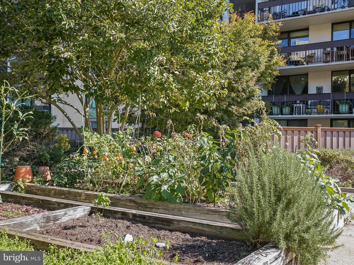 5300 HOLMES RUN PKWY #402, ALEXANDRIA, Virginia 22304, 2 Bedrooms Bedrooms, ,2 BathroomsBathrooms,Residential,For sale,5300 HOLMES RUN PKWY #402,VAAX2053500 MLS # VAAX2053500