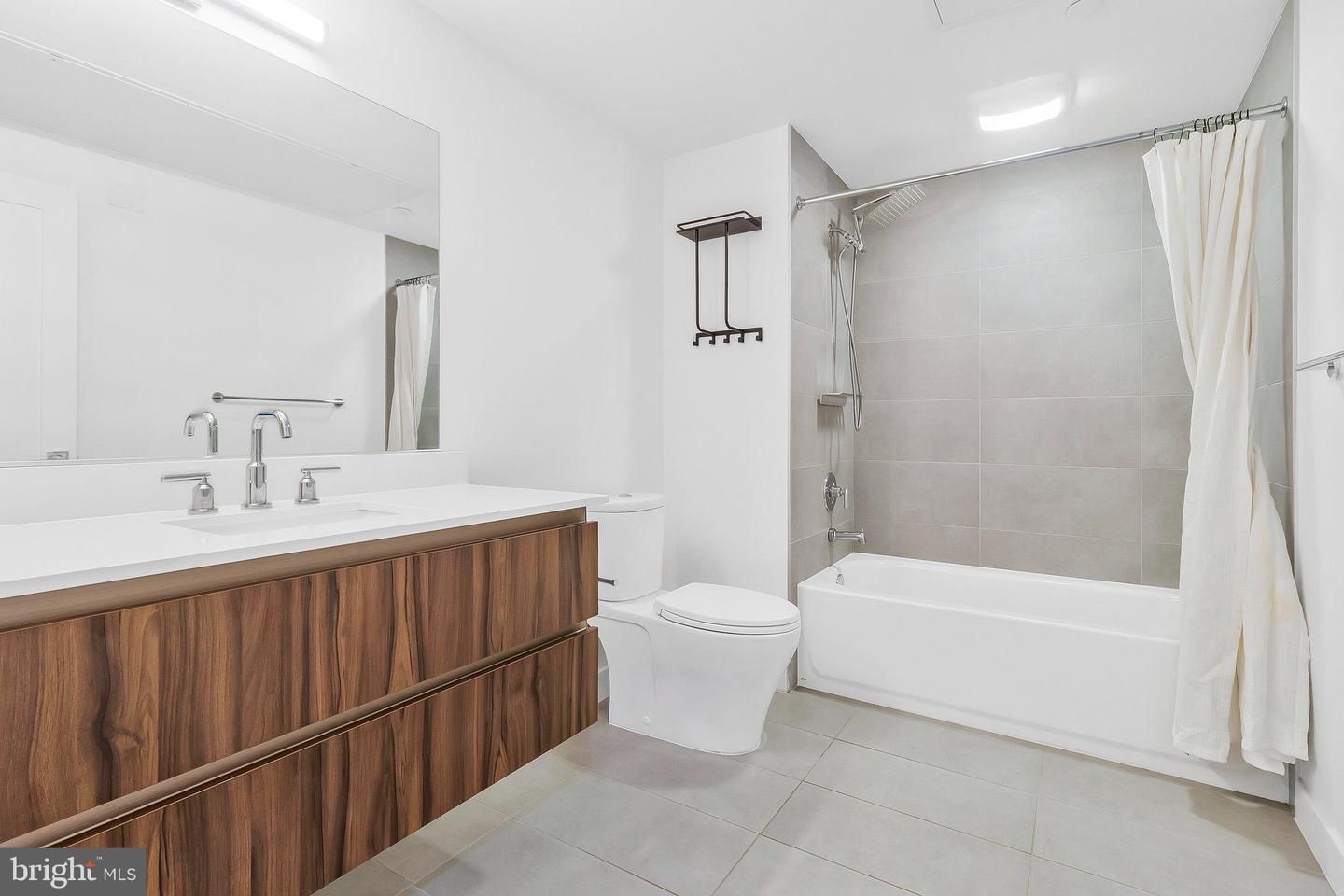 37 L ST SE #101, WASHINGTON, District Of Columbia 20003, 2 Bedrooms Bedrooms, ,1 BathroomBathrooms,Residential,For sale,37 L ST SE #101,DCDC2243100 MLS # DCDC2243100