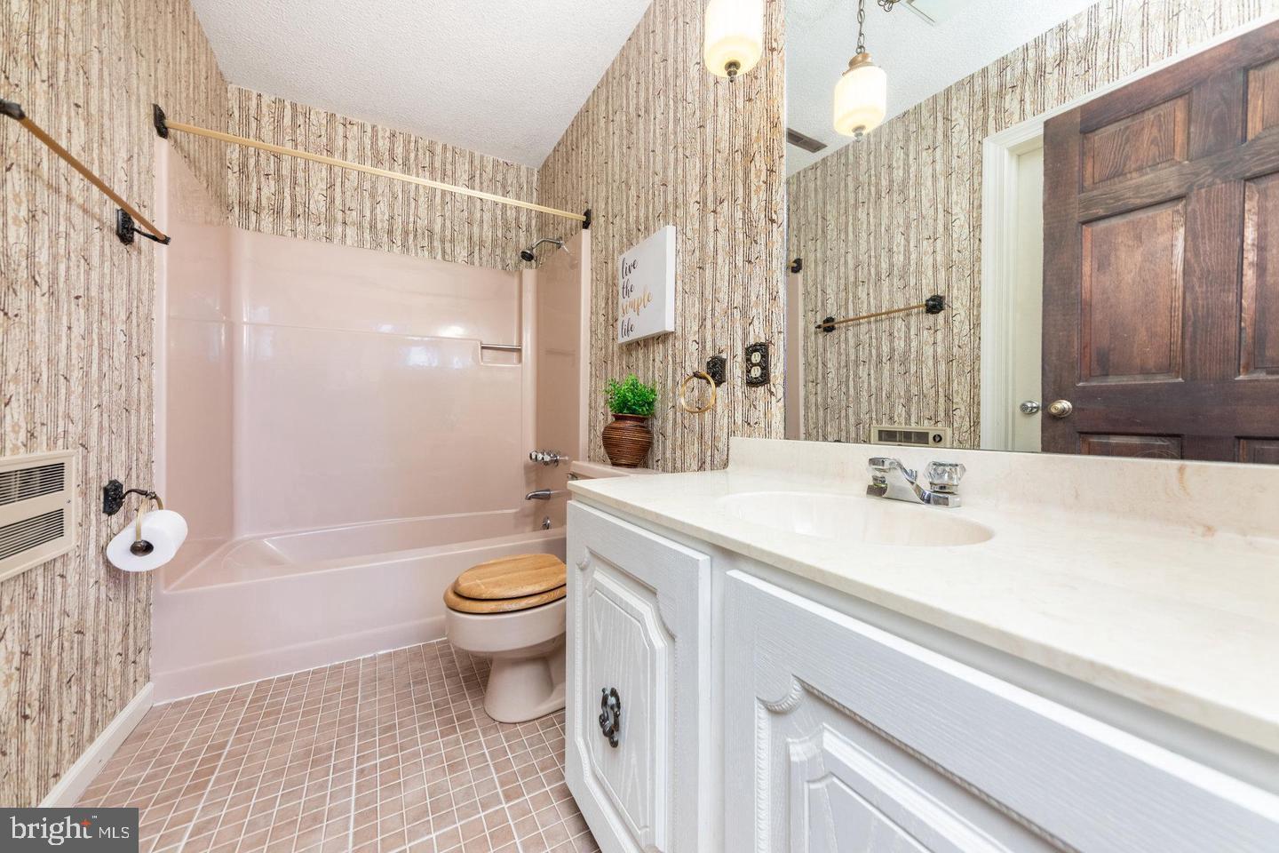 211 SLEEPY HOLLOW TRL, FREDERICKSBURG, Virginia 22405, 5 Bedrooms Bedrooms, ,3 BathroomsBathrooms,Residential,For sale,211 SLEEPY HOLLOW TRL,VAST2045490 MLS # VAST2045490