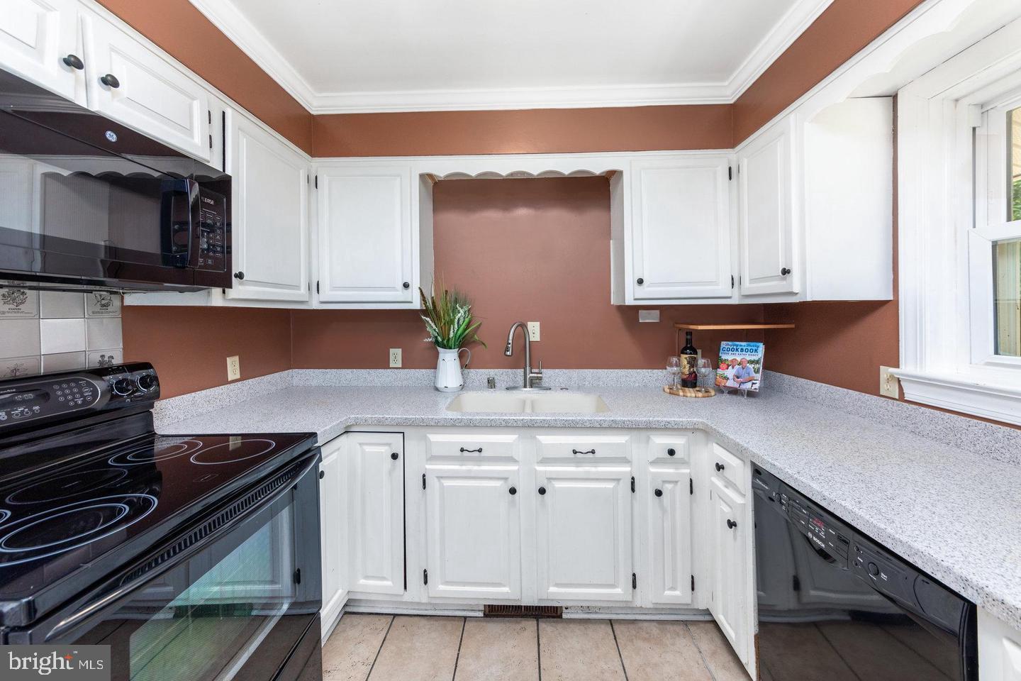 211 SLEEPY HOLLOW TRL, FREDERICKSBURG, Virginia 22405, 5 Bedrooms Bedrooms, ,3 BathroomsBathrooms,Residential,For sale,211 SLEEPY HOLLOW TRL,VAST2045490 MLS # VAST2045490