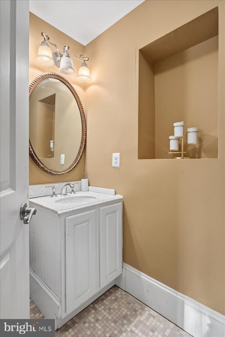 11846 CHAPEL RD, CLIFTON, Virginia 20124, 7 Bedrooms Bedrooms, ,9 BathroomsBathrooms,Residential,For sale,11846 CHAPEL RD,VAFX2281232 MLS # VAFX2281232