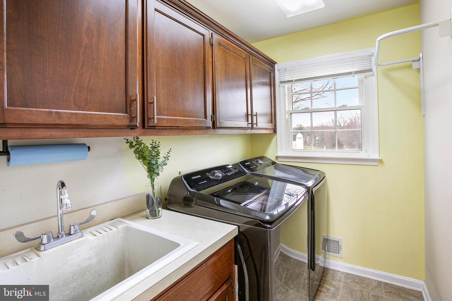 11946 ROPP LN, LOVETTSVILLE, Virginia 20180, 3 Bedrooms Bedrooms, ,3 BathroomsBathrooms,Residential,For sale,11946 ROPP LN,VALO2112084 MLS # VALO2112084