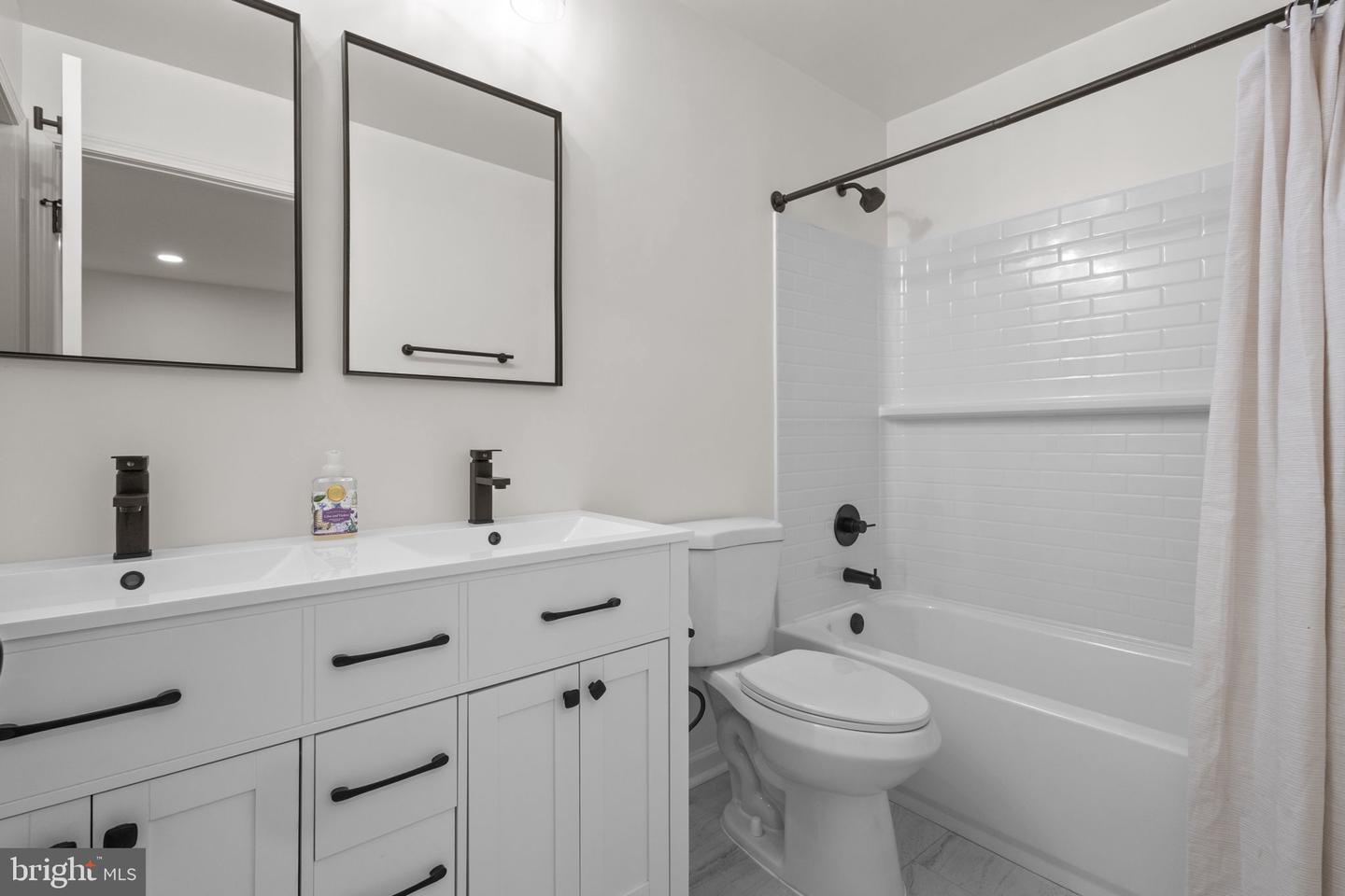 2370 WHITESTONE HILL CT, FALLS CHURCH, Virginia 22043, 5 Bedrooms Bedrooms, ,4 BathroomsBathrooms,Residential,For sale,2370 WHITESTONE HILL CT,VAFX2285400 MLS # VAFX2285400