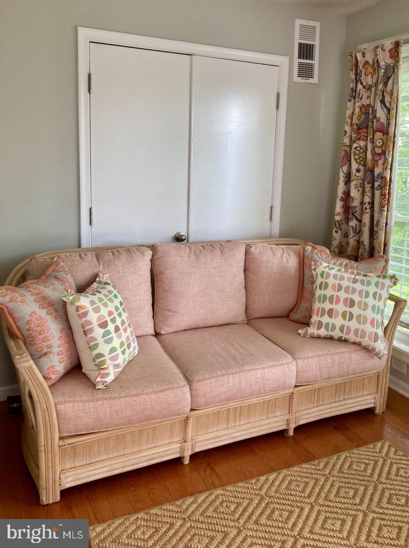 10087 OAKTON TERRACE RD, OAKTON, Virginia 22124, 2 Bedrooms Bedrooms, ,2 BathroomsBathrooms,Residential,For sale,10087 OAKTON TERRACE RD,VAFX2285820 MLS # VAFX2285820