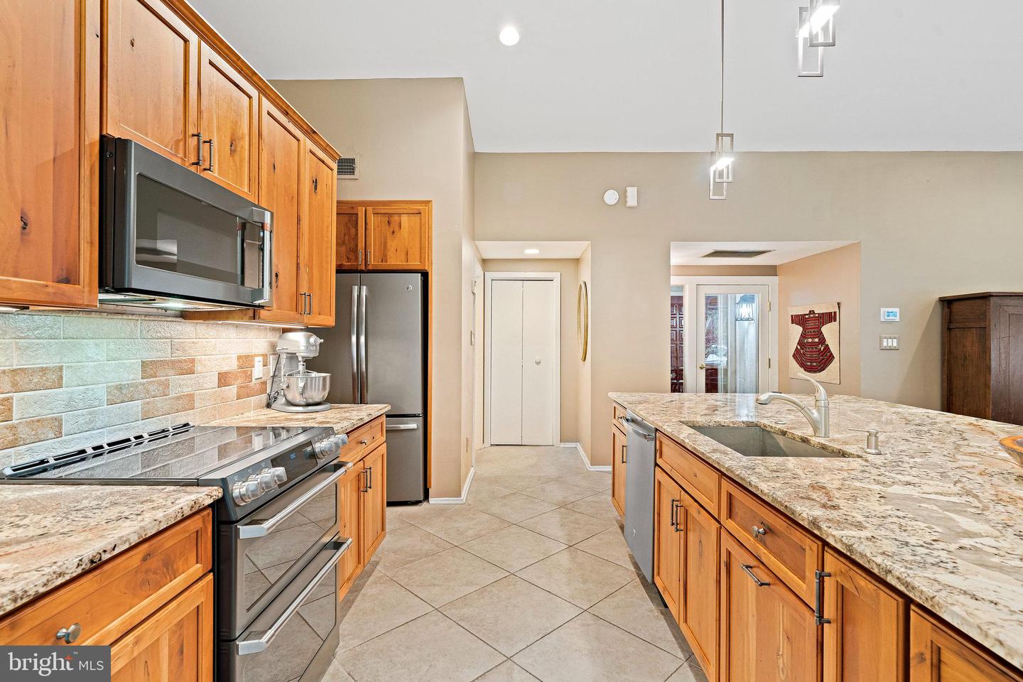 9706 BEACH MILL RD, GREAT FALLS, Virginia 22066, 4 Bedrooms Bedrooms, ,2 BathroomsBathrooms,Residential,For sale,9706 BEACH MILL RD,VAFX2272764 MLS # VAFX2272764