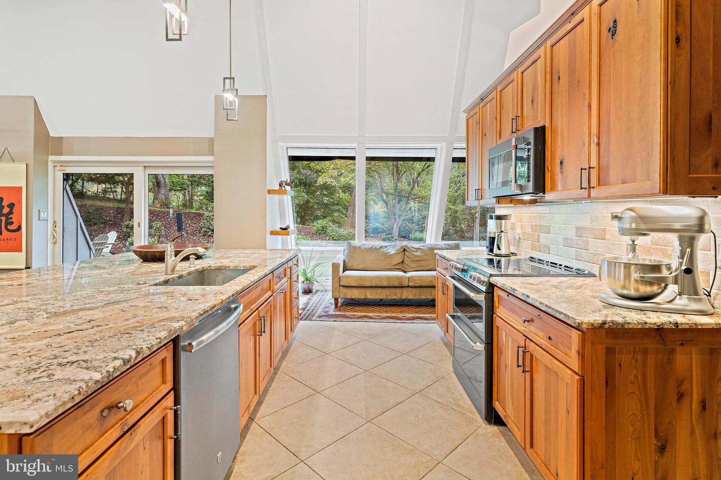 9706 BEACH MILL RD, GREAT FALLS, Virginia 22066, 4 Bedrooms Bedrooms, ,2 BathroomsBathrooms,Residential,For sale,9706 BEACH MILL RD,VAFX2272764 MLS # VAFX2272764