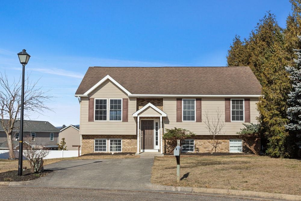 1734 AMHERST CT, HARRISONBURG, Virginia 22801, 3 Bedrooms Bedrooms, ,3 BathroomsBathrooms,Residential,1734 AMHERST CT,672842 MLS # 672842