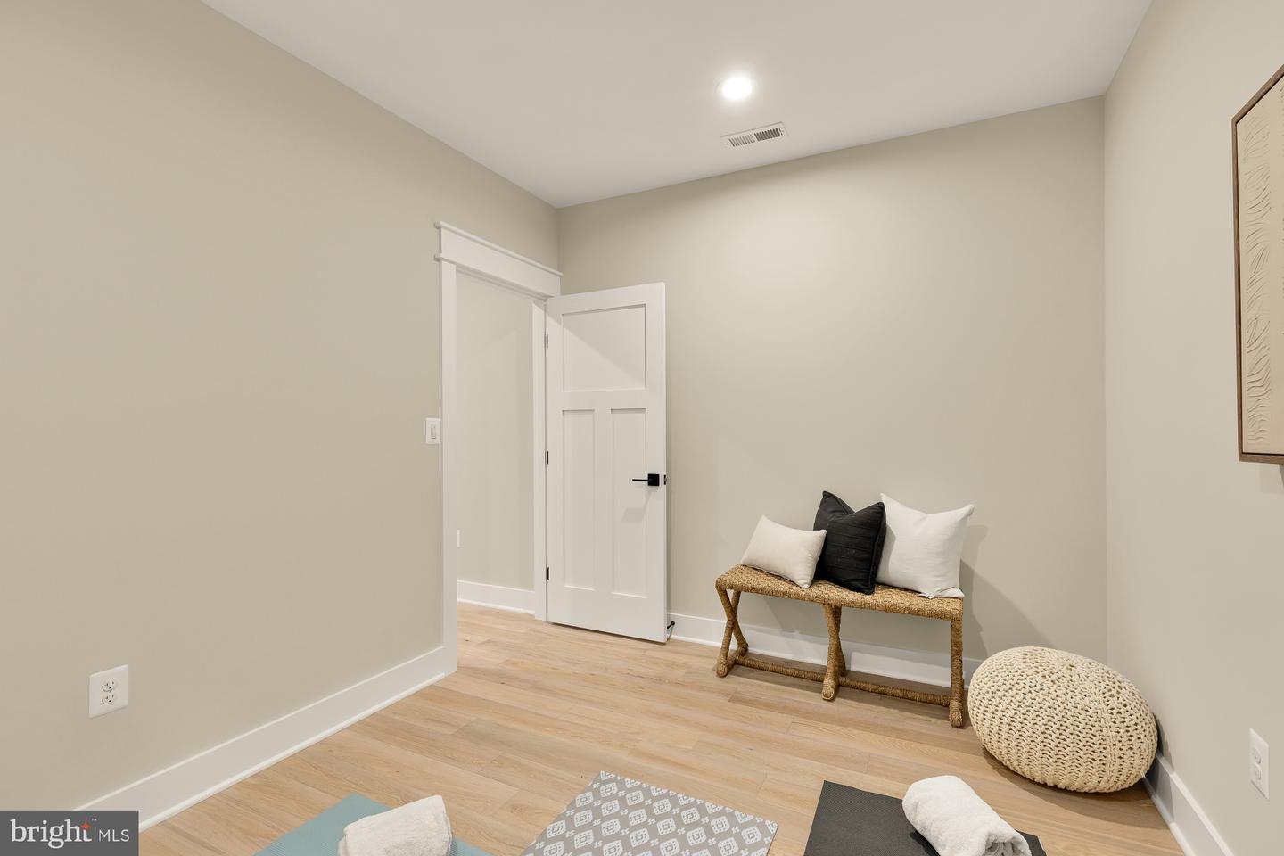 859 N LEXINGTON ST, ARLINGTON, Virginia 22205, 5 Bedrooms Bedrooms, ,4 BathroomsBathrooms,Residential,For sale,859 N LEXINGTON ST,VAAR2067002 MLS # VAAR2067002