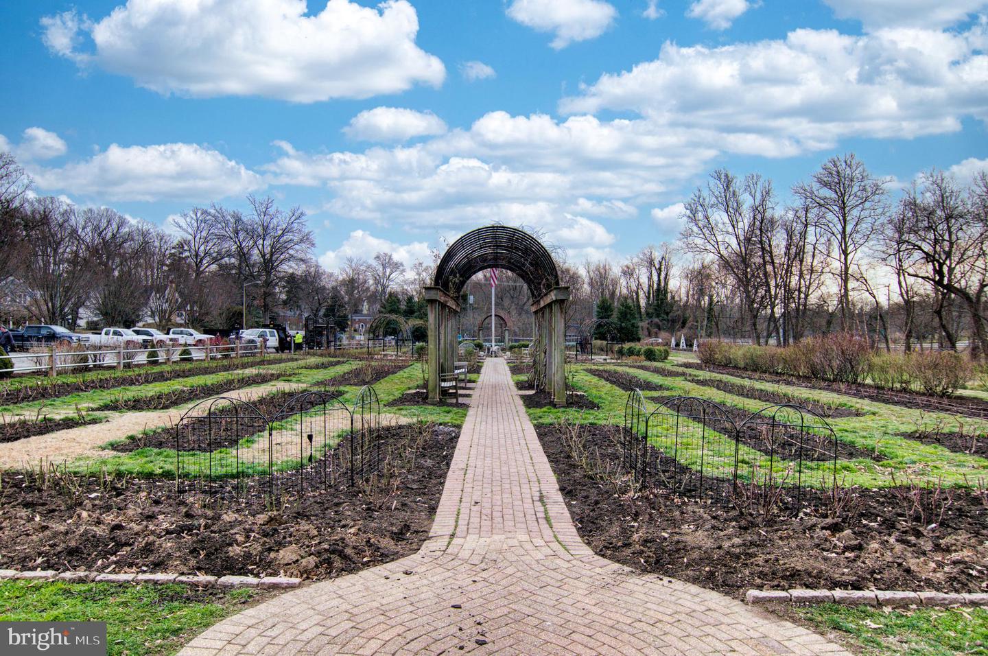 859 N LEXINGTON ST, ARLINGTON, Virginia 22205, 5 Bedrooms Bedrooms, ,4 BathroomsBathrooms,Residential,For sale,859 N LEXINGTON ST,VAAR2067002 MLS # VAAR2067002