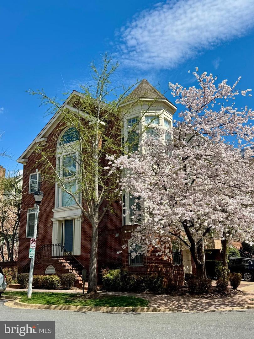 1500 N COLONIAL TER, ARLINGTON, Virginia 22209, 4 Bedrooms Bedrooms, ,2 BathroomsBathrooms,Residential,For sale,1500 N COLONIAL TER,VAAR2067666 MLS # VAAR2067666