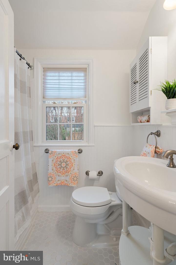 5915 EDGEHILL DR, ALEXANDRIA, Virginia 22303, 3 Bedrooms Bedrooms, ,2 BathroomsBathrooms,Residential,For sale,5915 EDGEHILL DR,VAFX2285658 MLS # VAFX2285658