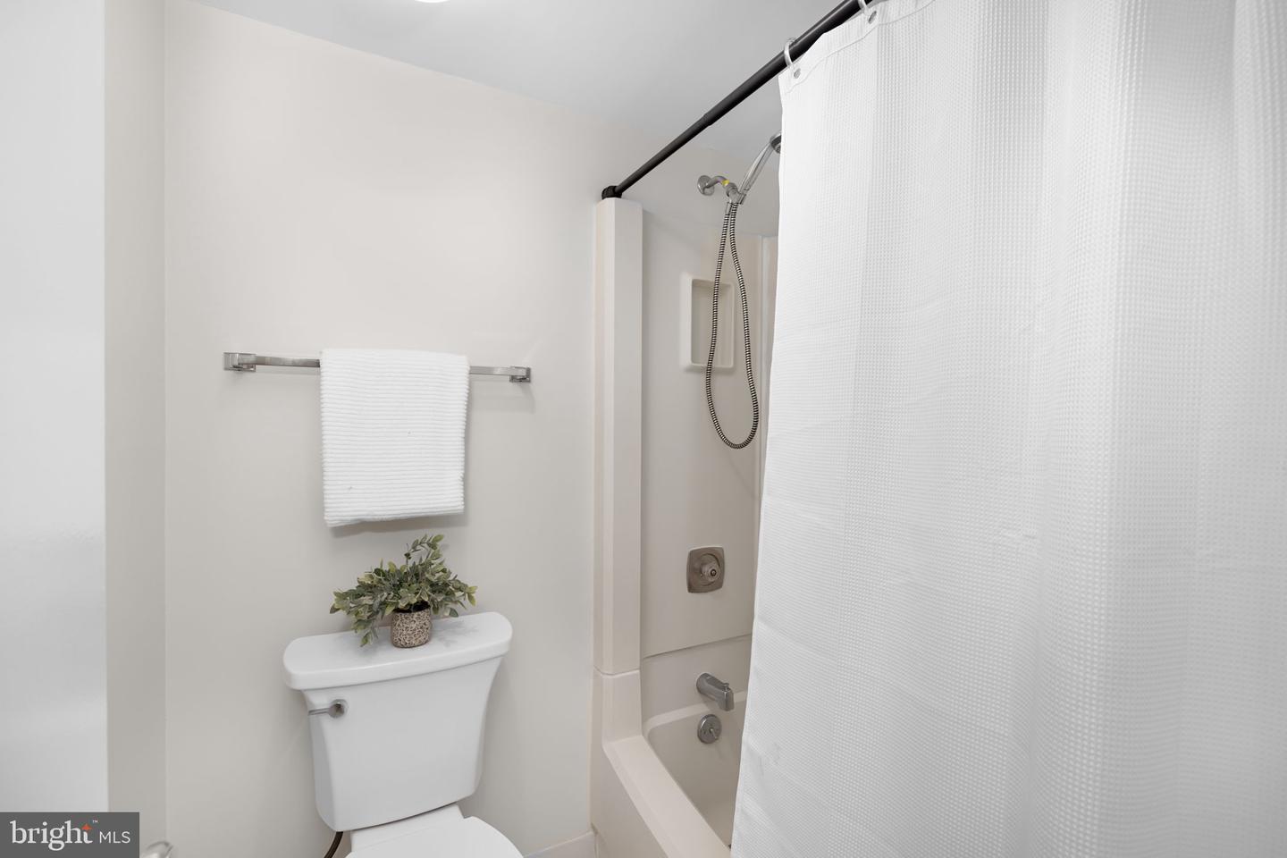 8380 GREENSBORO DR #221, MCLEAN, Virginia 22102, 2 Bedrooms Bedrooms, ,2 BathroomsBathrooms,Residential,For sale,8380 GREENSBORO DR #221,VAFX2285738 MLS # VAFX2285738