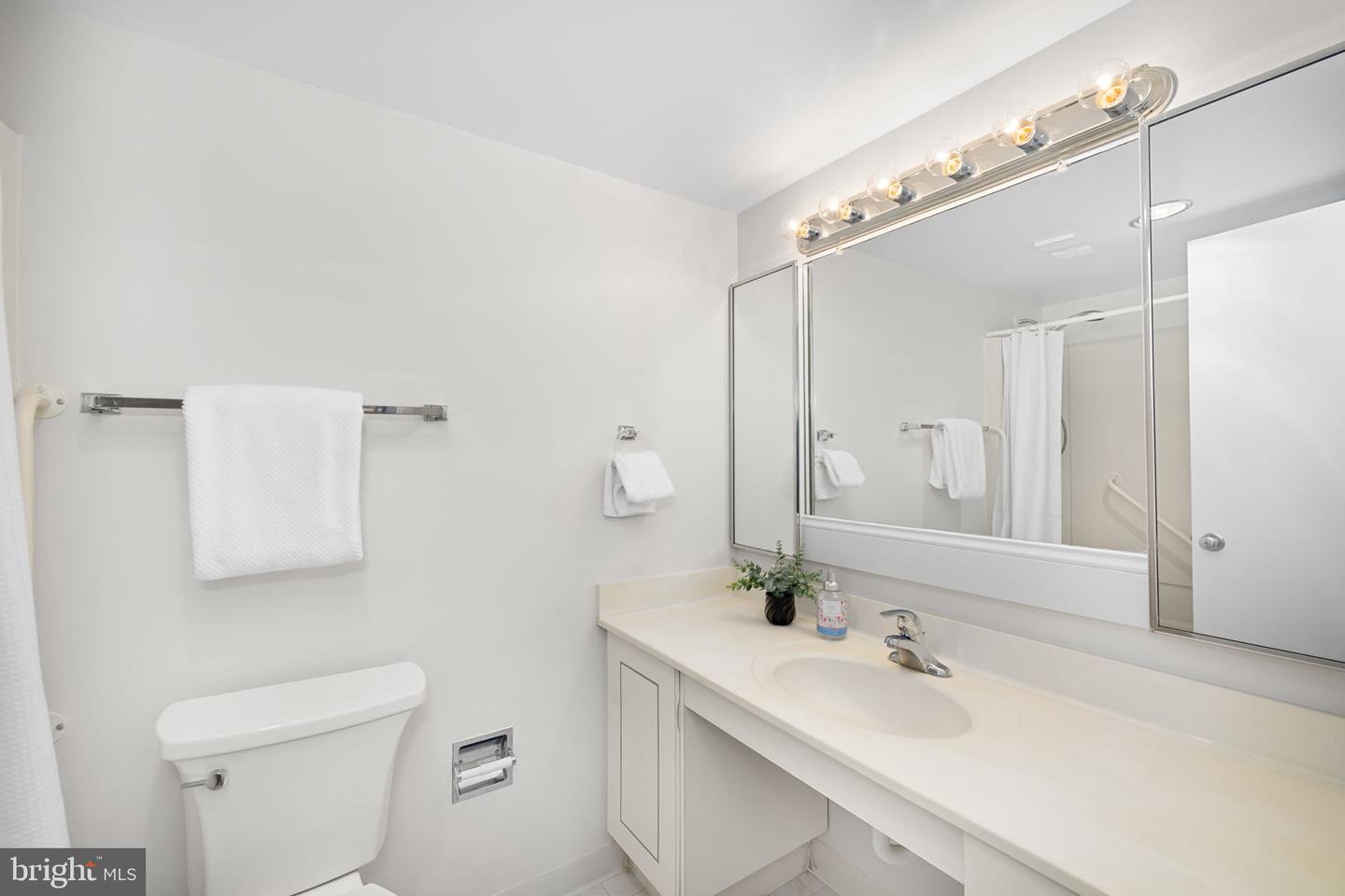 8380 GREENSBORO DR #221, MCLEAN, Virginia 22102, 2 Bedrooms Bedrooms, ,2 BathroomsBathrooms,Residential,For sale,8380 GREENSBORO DR #221,VAFX2285738 MLS # VAFX2285738