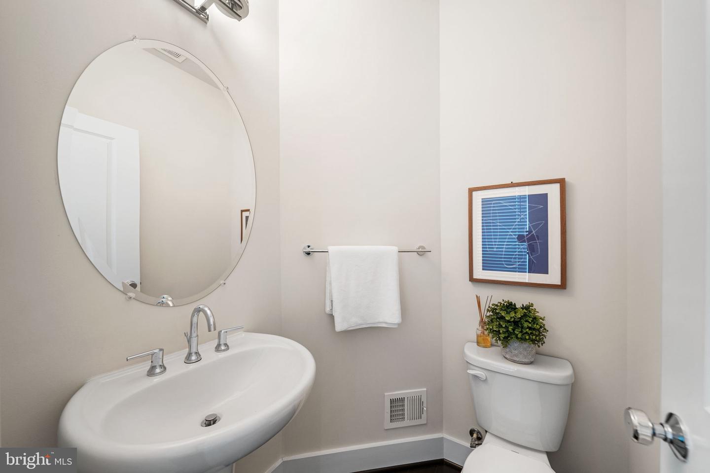 4973 LAKESIDE XING, CHANTILLY, Virginia 20151, 3 Bedrooms Bedrooms, ,3 BathroomsBathrooms,Residential,For sale,4973 LAKESIDE XING,VAFX2286180 MLS # VAFX2286180