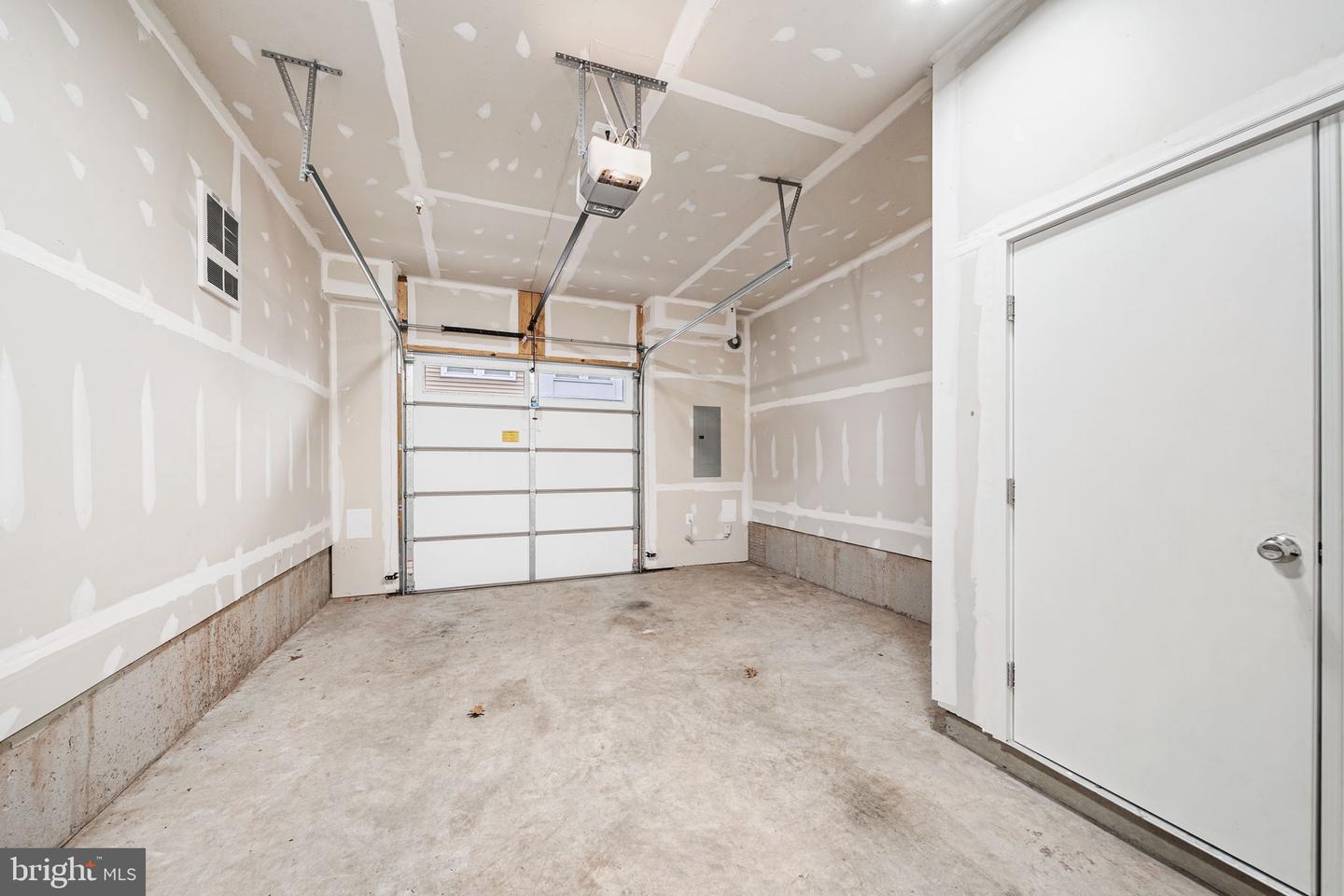 4973 LAKESIDE XING, CHANTILLY, Virginia 20151, 3 Bedrooms Bedrooms, ,3 BathroomsBathrooms,Residential,For sale,4973 LAKESIDE XING,VAFX2286180 MLS # VAFX2286180