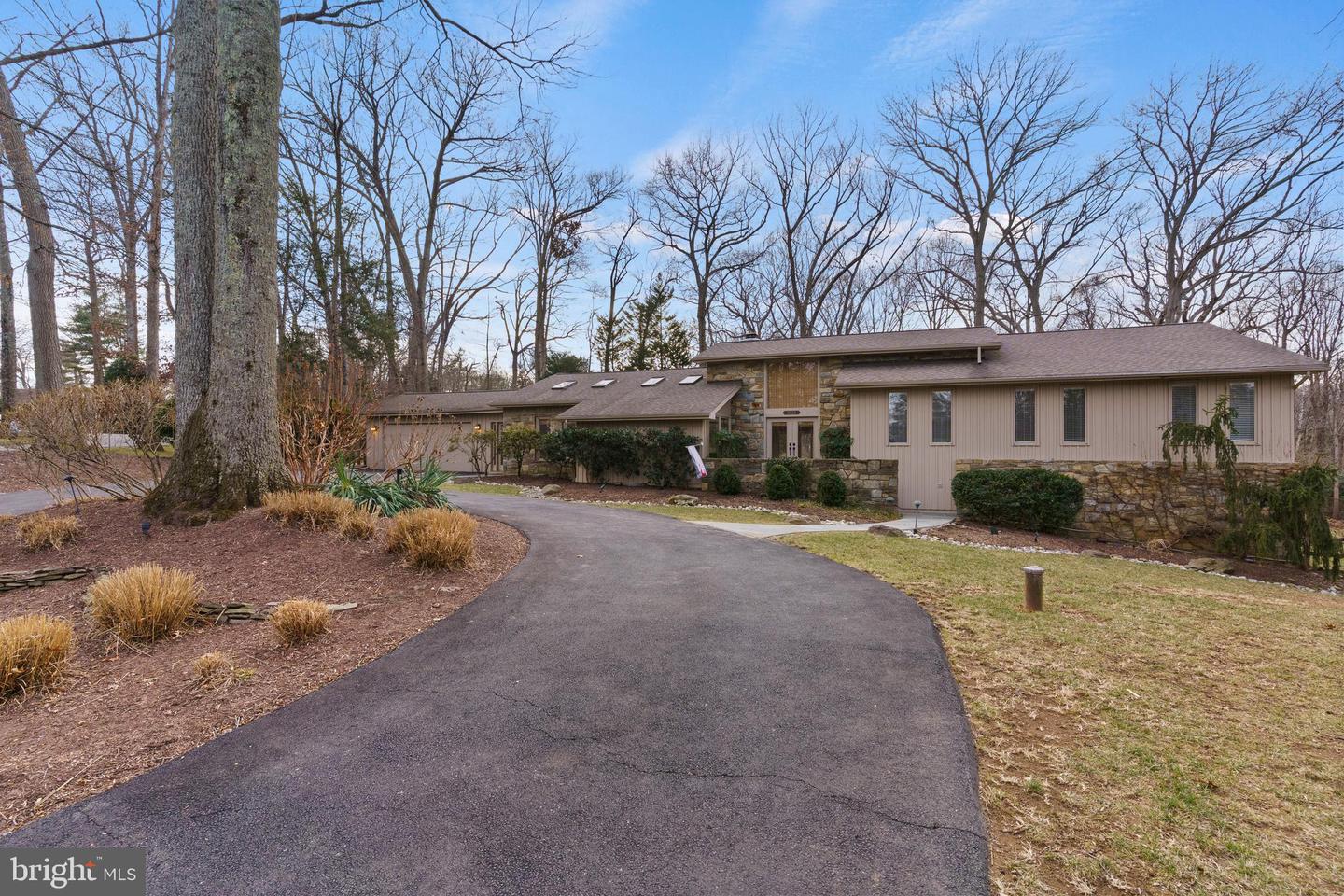 10124 CAPTAIN HICKORY PL, GREAT FALLS, Virginia 22066, 5 Bedrooms Bedrooms, ,4 BathroomsBathrooms,Residential,For sale,10124 CAPTAIN HICKORY PL,VAFX2286724 MLS # VAFX2286724