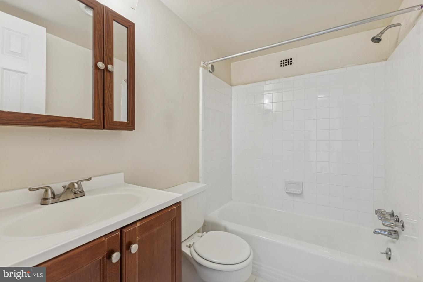 5565 COLUMBIA #412, ARLINGTON, Virginia 22204, 1 Bedroom Bedrooms, 2 Rooms Rooms,1 BathroomBathrooms,Residential,For sale,5565 COLUMBIA #412,VAAR2068012 MLS # VAAR2068012 5565 COLUMBIA #412, ARLINGTON, Virginia 22204, 1 Bedroom Bedrooms, 2 Rooms Rooms,1 BathroomBathrooms,Residential,For sale,5565 COLUMBIA #412,VAAR2068012 MLS # VAAR2068012