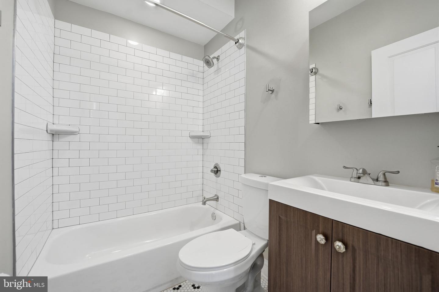 1018 13TH ST SE #2, WASHINGTON, District Of Columbia 20003, 2 Bedrooms Bedrooms, ,2 BathroomsBathrooms,Residential,For sale,1018 13TH ST SE #2,DCDC2242906 MLS # DCDC2242906