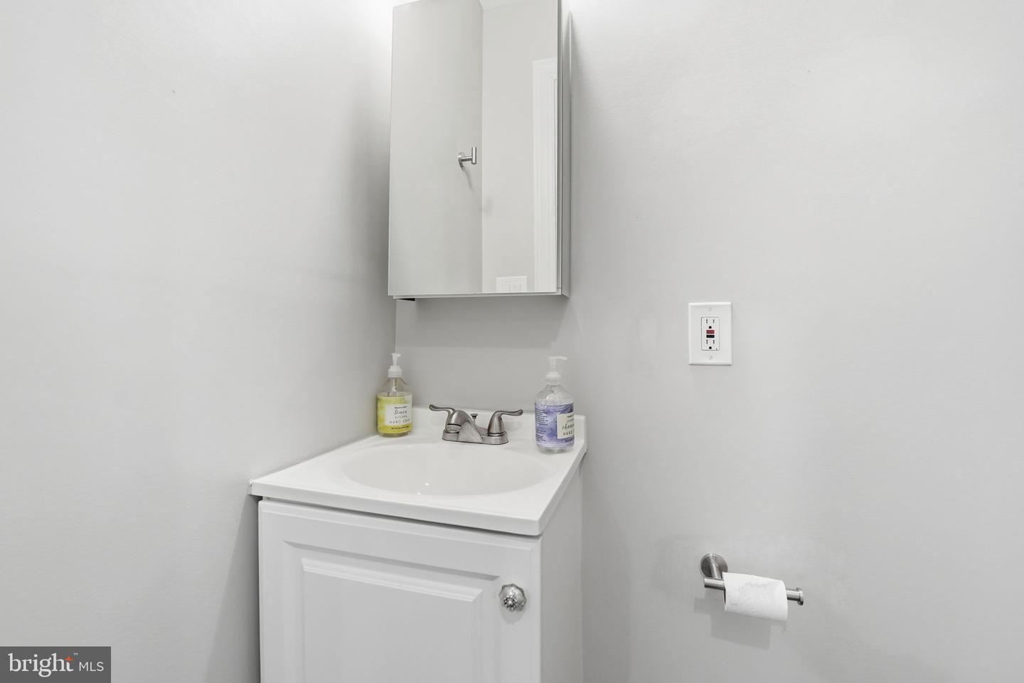 1018 13TH ST SE #2, WASHINGTON, District Of Columbia 20003, 2 Bedrooms Bedrooms, ,2 BathroomsBathrooms,Residential,For sale,1018 13TH ST SE #2,DCDC2242906 MLS # DCDC2242906