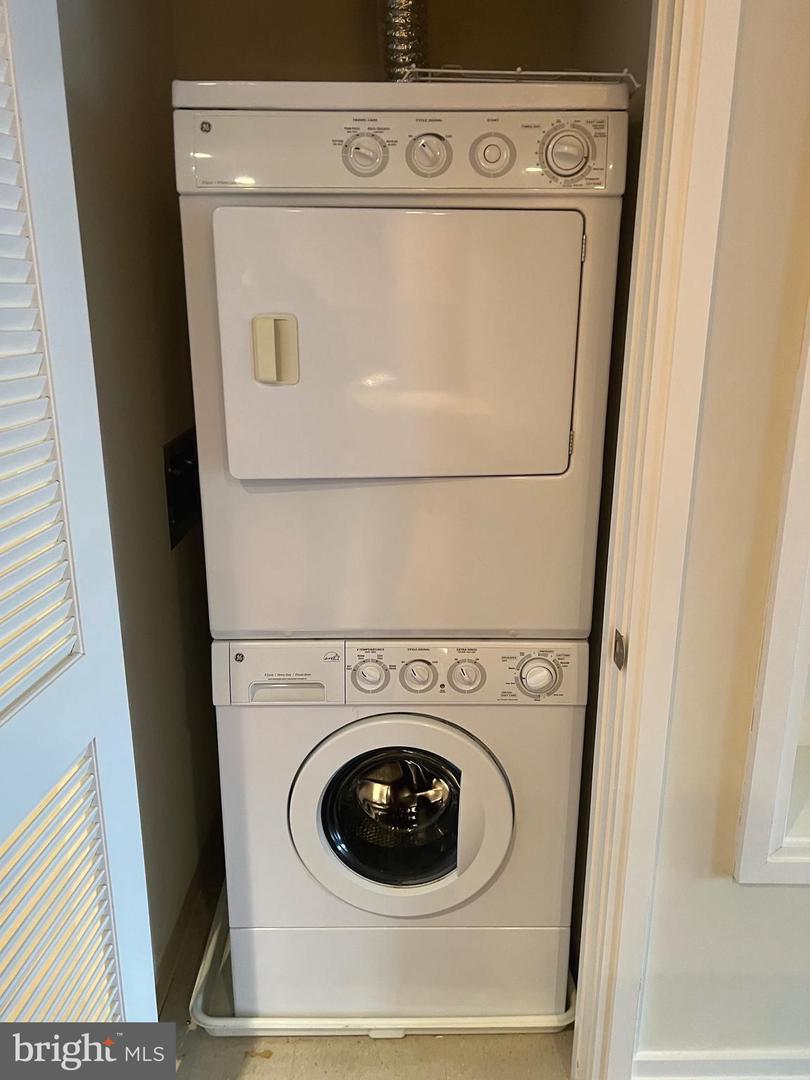 8220 CRESTWOOD HEIGHTS DR #1410, MCLEAN, Virginia 22102, 1 Bedroom Bedrooms, ,2 BathroomsBathrooms,Residential,For sale,8220 CRESTWOOD HEIGHTS DR #1410,VAFX2287202 MLS # VAFX2287202