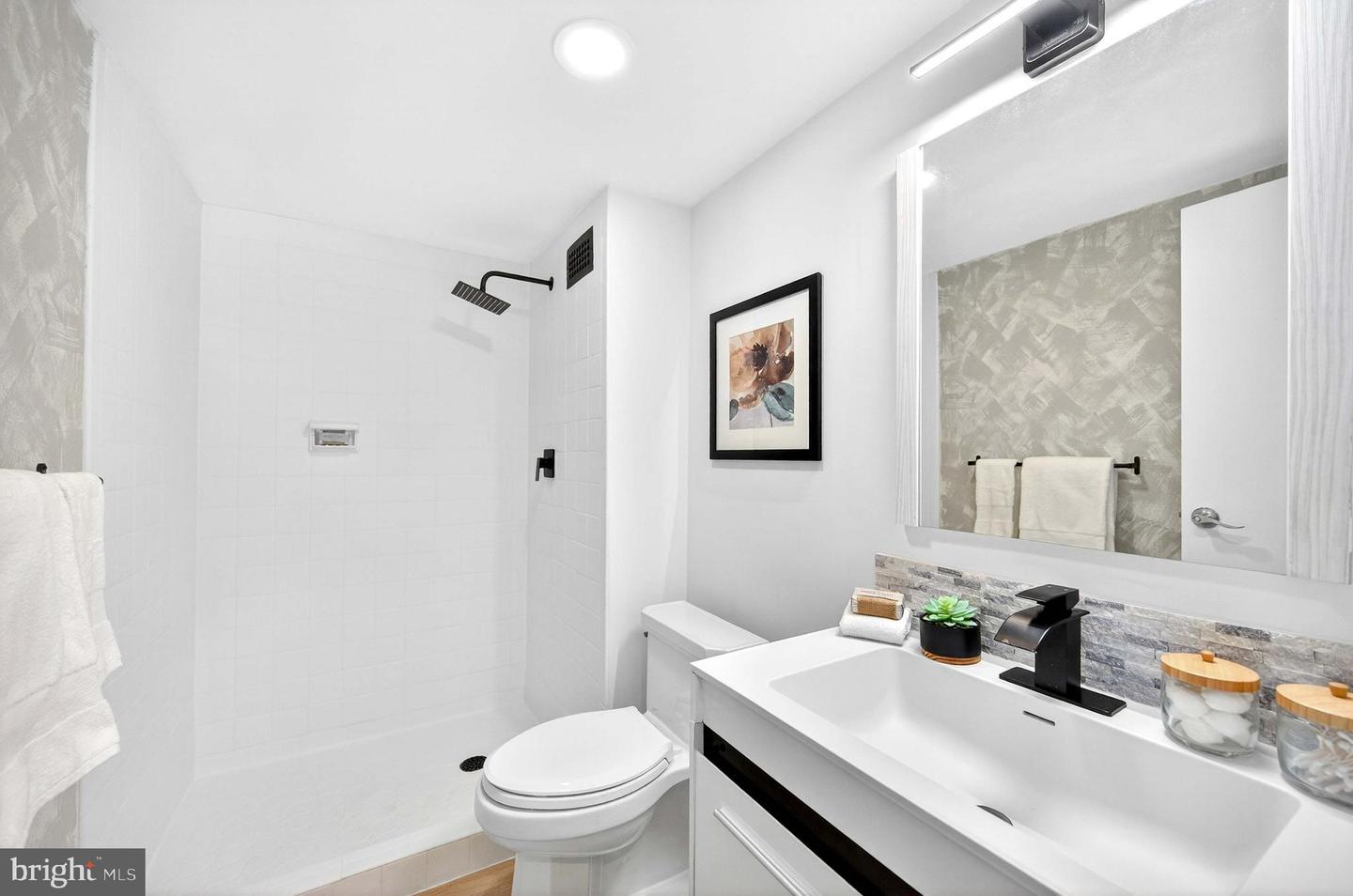 1300 ARMY NAVY DR #117, ARLINGTON, Virginia 22202, 2 Bedrooms Bedrooms, ,2 BathroomsBathrooms,Residential,For sale,1300 ARMY NAVY DR #117,VAAR2068082 MLS # VAAR2068082