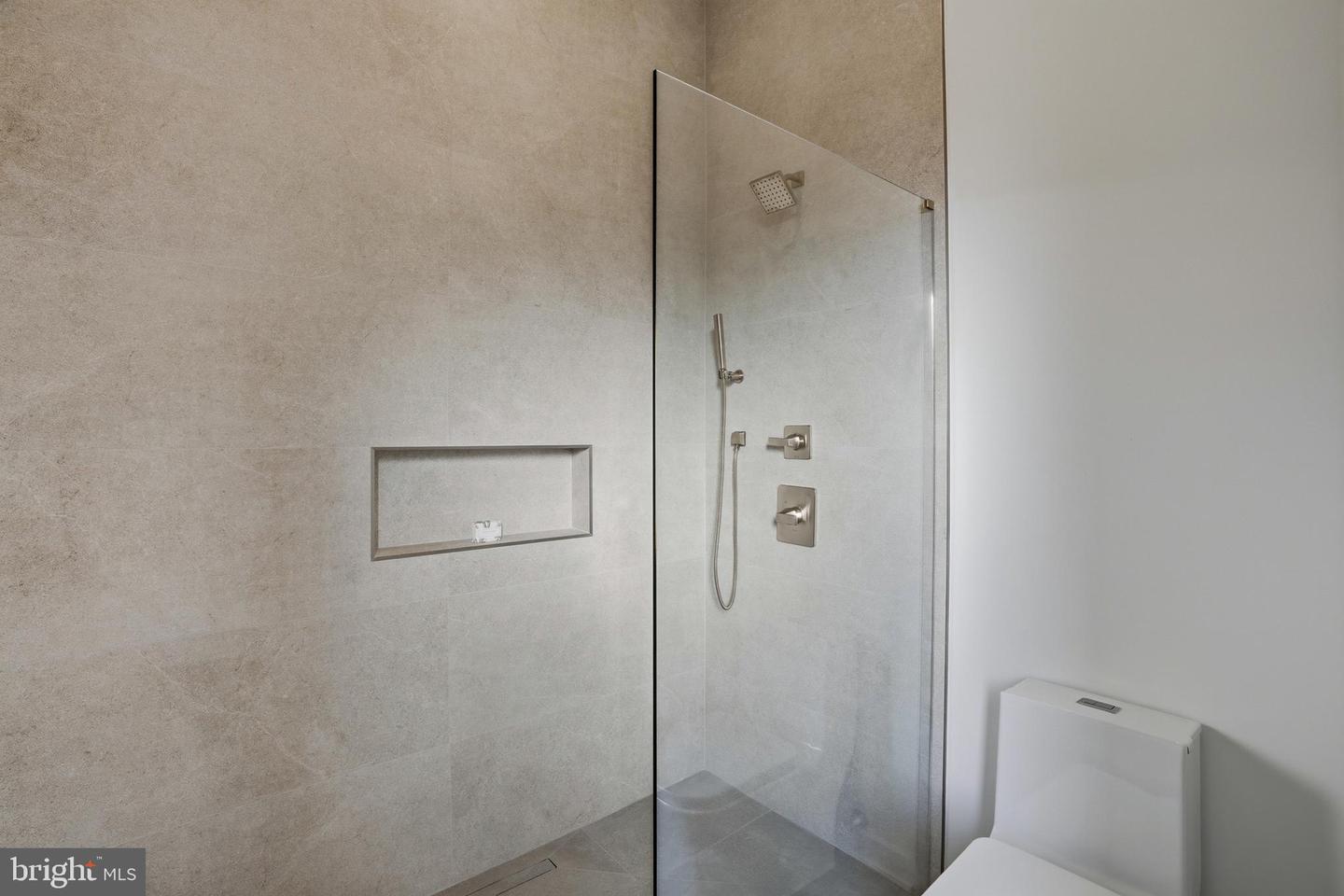 7103 WESTBURY RD, MCLEAN, Virginia 22101, 6 Bedrooms Bedrooms, ,6 BathroomsBathrooms,Residential,For sale,7103 WESTBURY RD,VAFX2287472 MLS # VAFX2287472