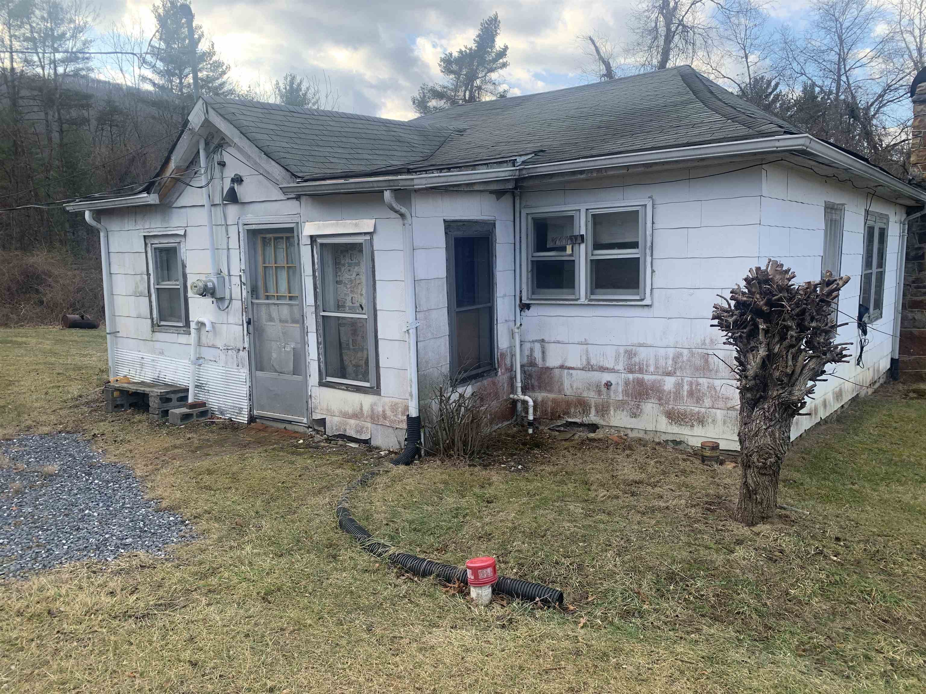 100 EDGEWOOD DR, WARM SPRINGS, Virginia 24484, 2 Bedrooms Bedrooms, ,1 BathroomBathrooms,Residential,100 EDGEWOOD DR,672855 MLS # 672855