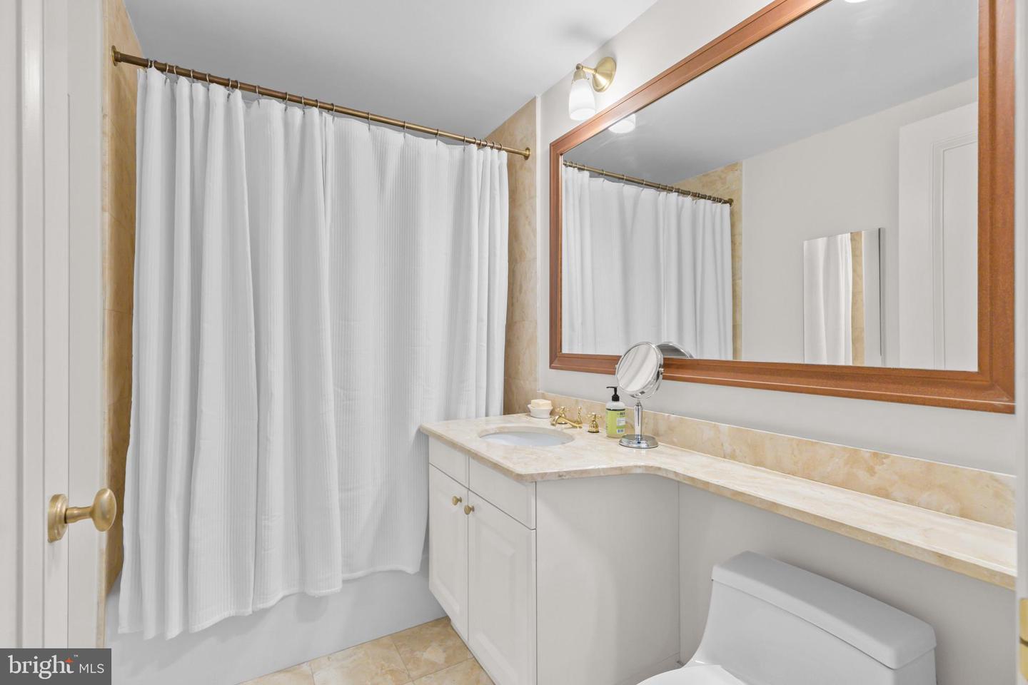 1111 23RD ST NW #4G, WASHINGTON, District Of Columbia 20037, 2 Bedrooms Bedrooms, ,2 BathroomsBathrooms,Residential,For sale,1111 23RD ST NW #4G,DCDC2232414 MLS # DCDC2232414 1111 23RD ST NW #4G, WASHINGTON, District Of Columbia 20037, 2 Bedrooms Bedrooms, ,2 BathroomsBathrooms,Residential,For sale,1111 23RD ST NW #4G,DCDC2232414 MLS # DCDC2232414