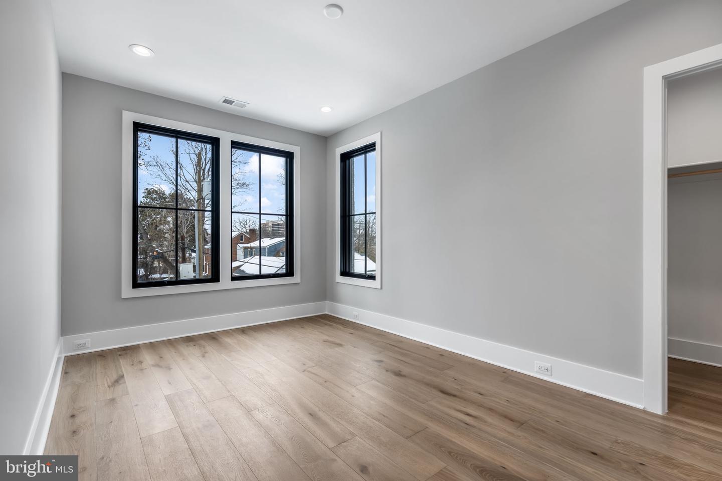 5206 12TH ST N, ARLINGTON, Virginia 22205, 5 Bedrooms Bedrooms, ,5 BathroomsBathrooms,Residential,For sale,5206 12TH ST N,VAAR2068222 MLS # VAAR2068222