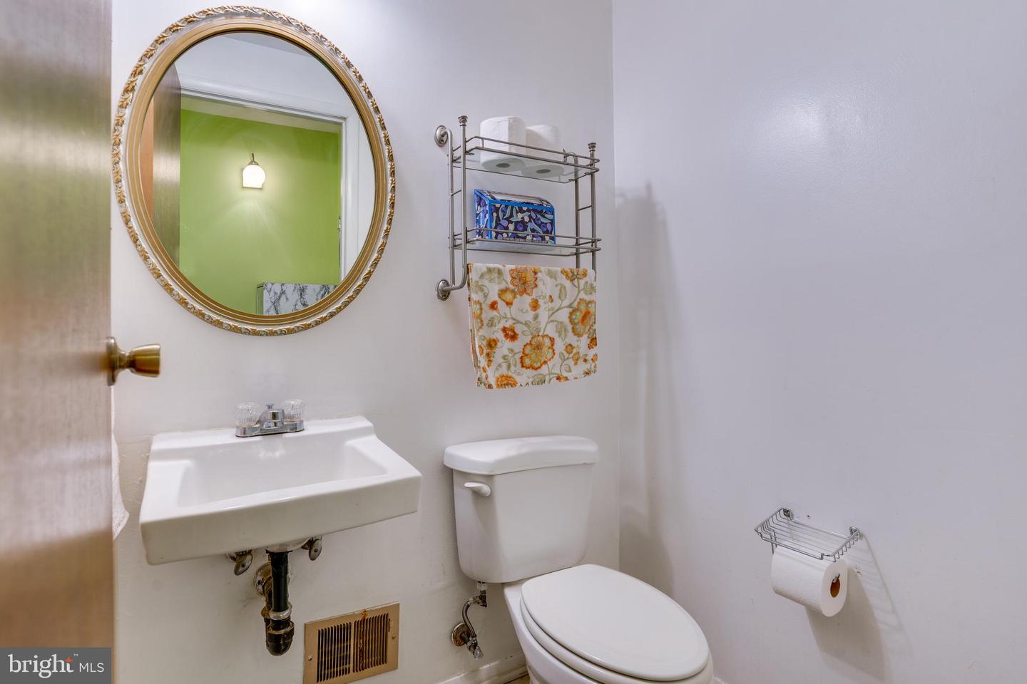 2851 EDGELEA RD, VIENNA, Virginia 22181, 4 Bedrooms Bedrooms, ,2 BathroomsBathrooms,Residential,For sale,2851 EDGELEA RD,VAFX2284158 MLS # VAFX2284158