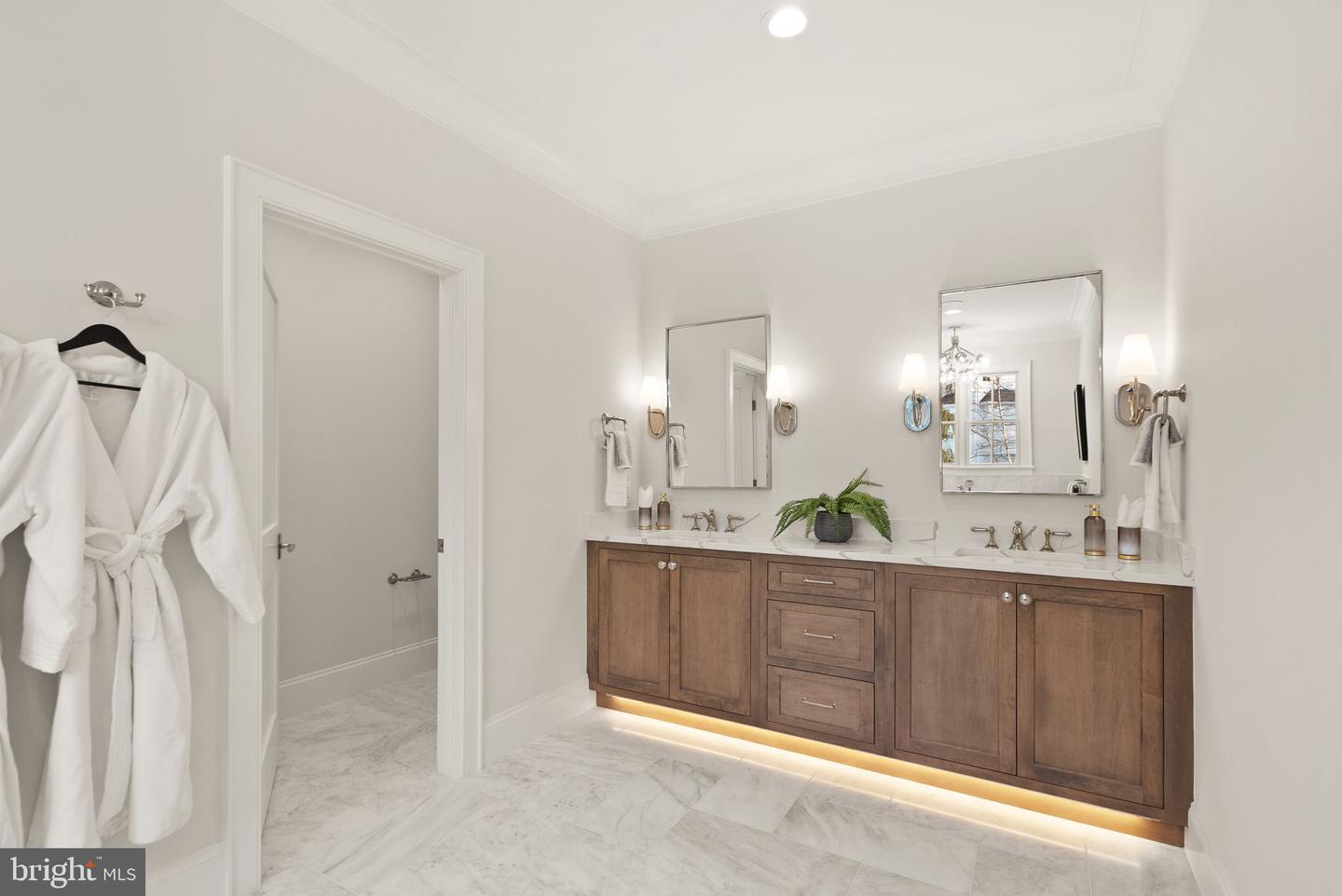 6613 31ST ST N, ARLINGTON, Virginia 22213, 7 Bedrooms Bedrooms, ,7 BathroomsBathrooms,Residential,For sale,6613 31ST ST N,VAAR2067454 MLS # VAAR2067454