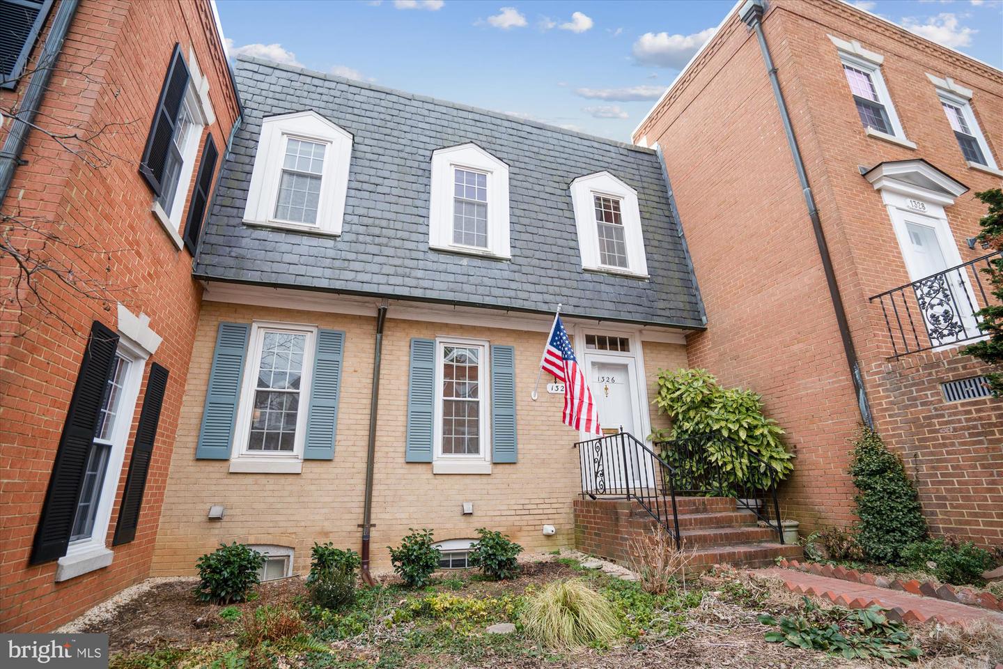 1326 N LYNNBROOK DR, ARLINGTON, Virginia 22201, 3 Bedrooms Bedrooms, ,2 BathroomsBathrooms,Residential,For sale,1326 N LYNNBROOK DR,VAAR2067646 MLS # VAAR2067646