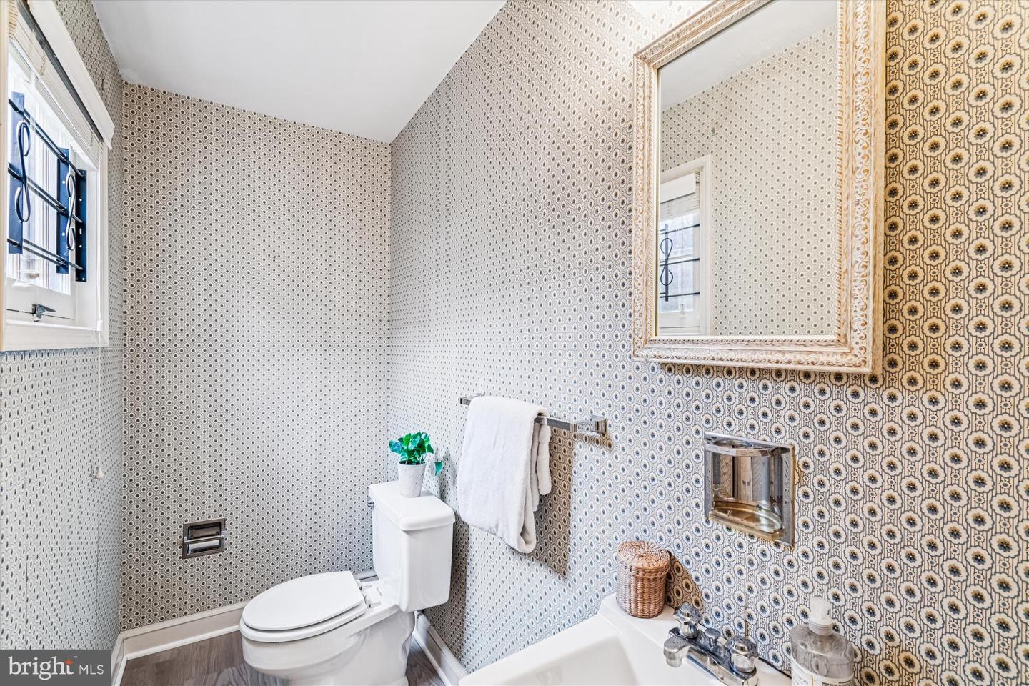 1326 N LYNNBROOK DR, ARLINGTON, Virginia 22201, 3 Bedrooms Bedrooms, ,2 BathroomsBathrooms,Residential,For sale,1326 N LYNNBROOK DR,VAAR2067646 MLS # VAAR2067646