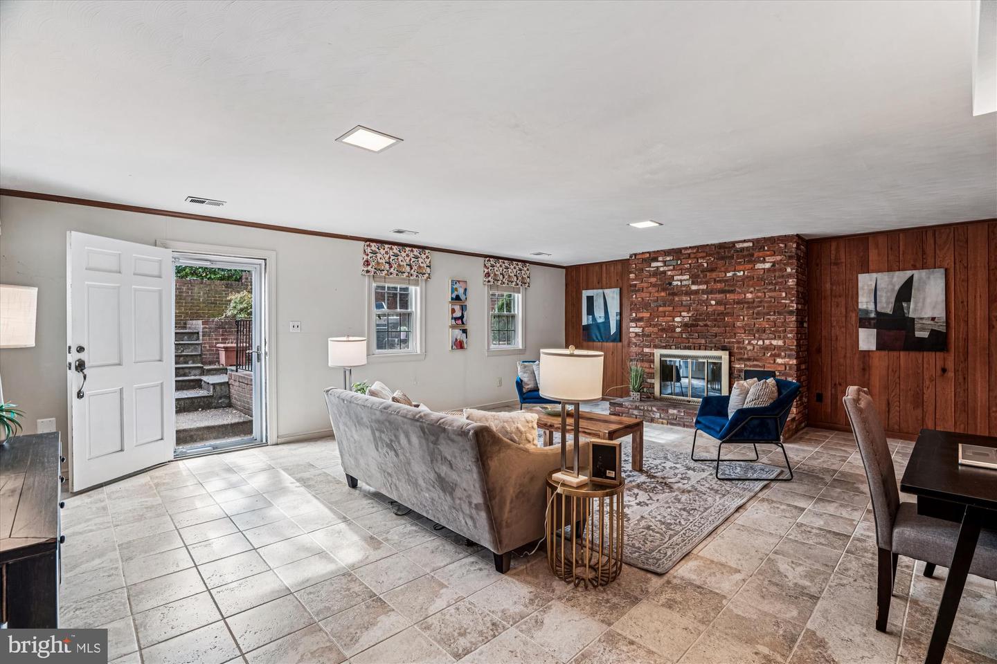 1326 N LYNNBROOK DR, ARLINGTON, Virginia 22201, 3 Bedrooms Bedrooms, ,2 BathroomsBathrooms,Residential,For sale,1326 N LYNNBROOK DR,VAAR2067646 MLS # VAAR2067646