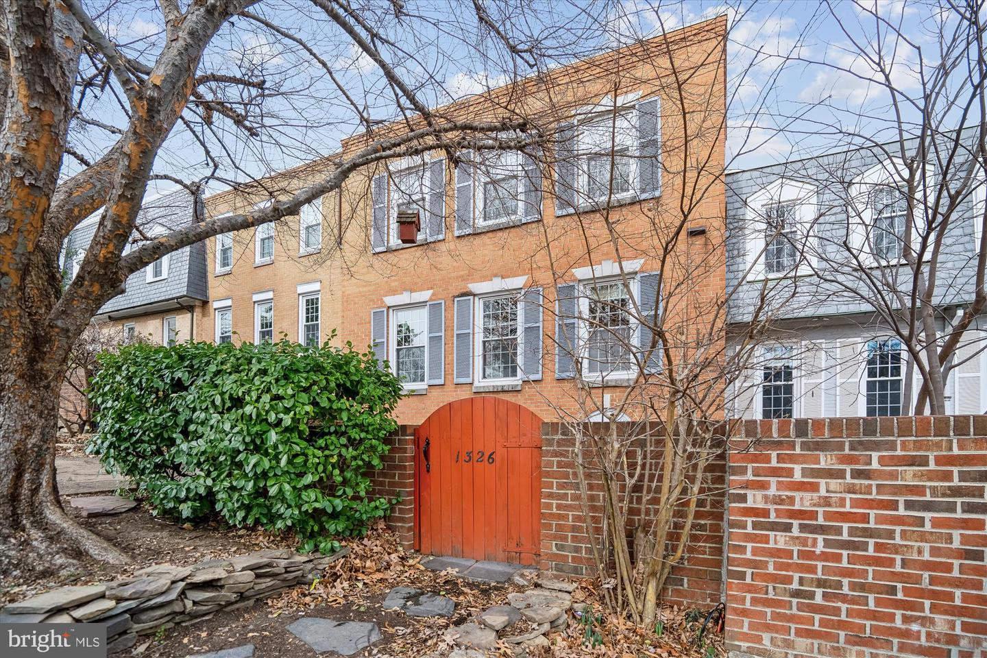 1326 N LYNNBROOK DR, ARLINGTON, Virginia 22201, 3 Bedrooms Bedrooms, ,2 BathroomsBathrooms,Residential,For sale,1326 N LYNNBROOK DR,VAAR2067646 MLS # VAAR2067646