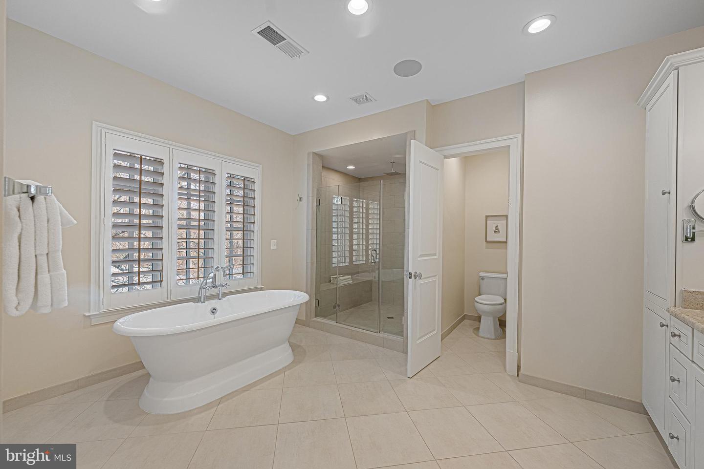 6520 TOPEKA RD, MCLEAN, Virginia 22101, 5 Bedrooms Bedrooms, ,5 BathroomsBathrooms,Residential,For sale,6520 TOPEKA RD,VAFX2286798 MLS # VAFX2286798